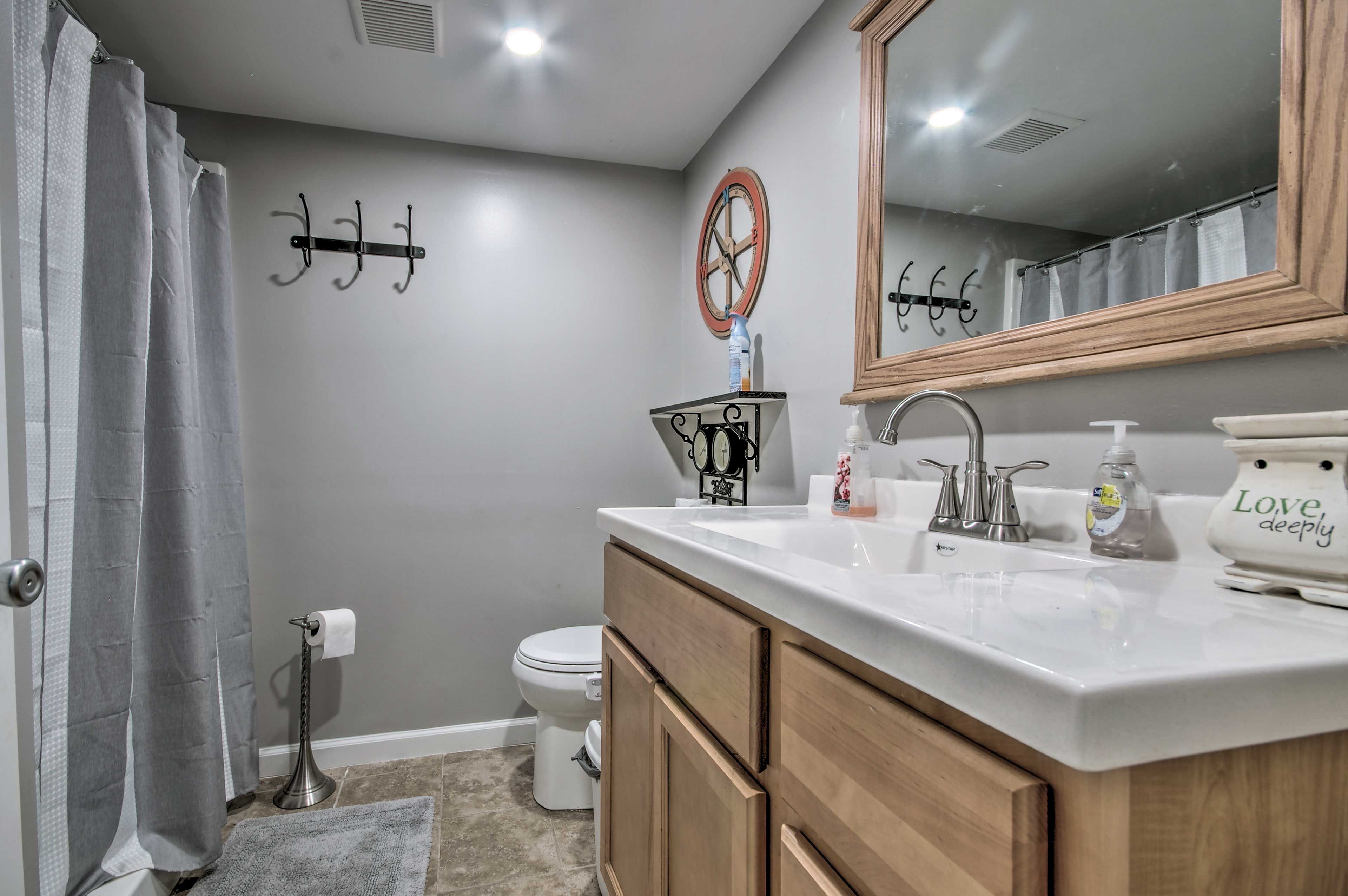 Full Bathroom | Towels Provided