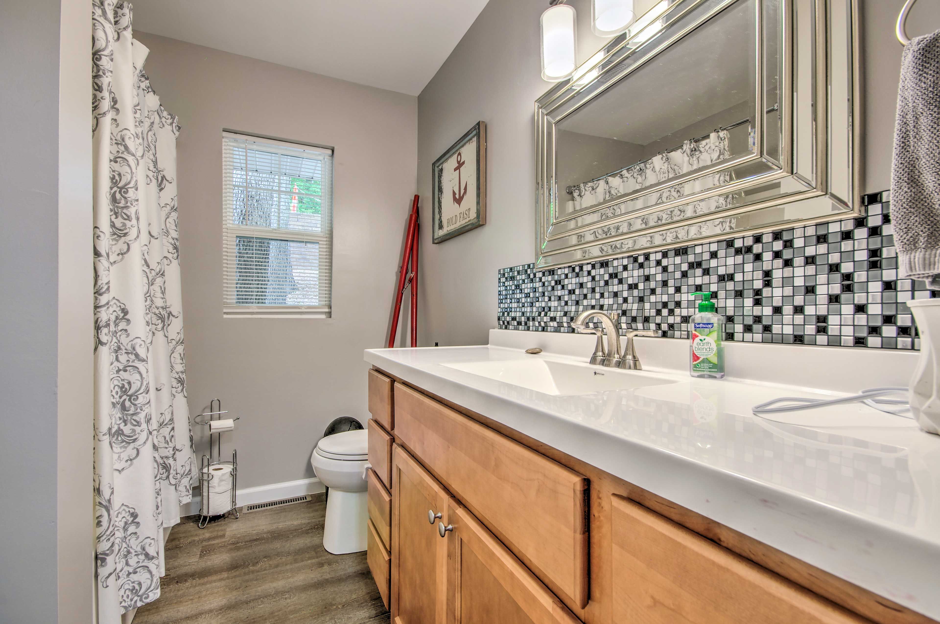 Full Bathroom | Complimentary Toiletries
