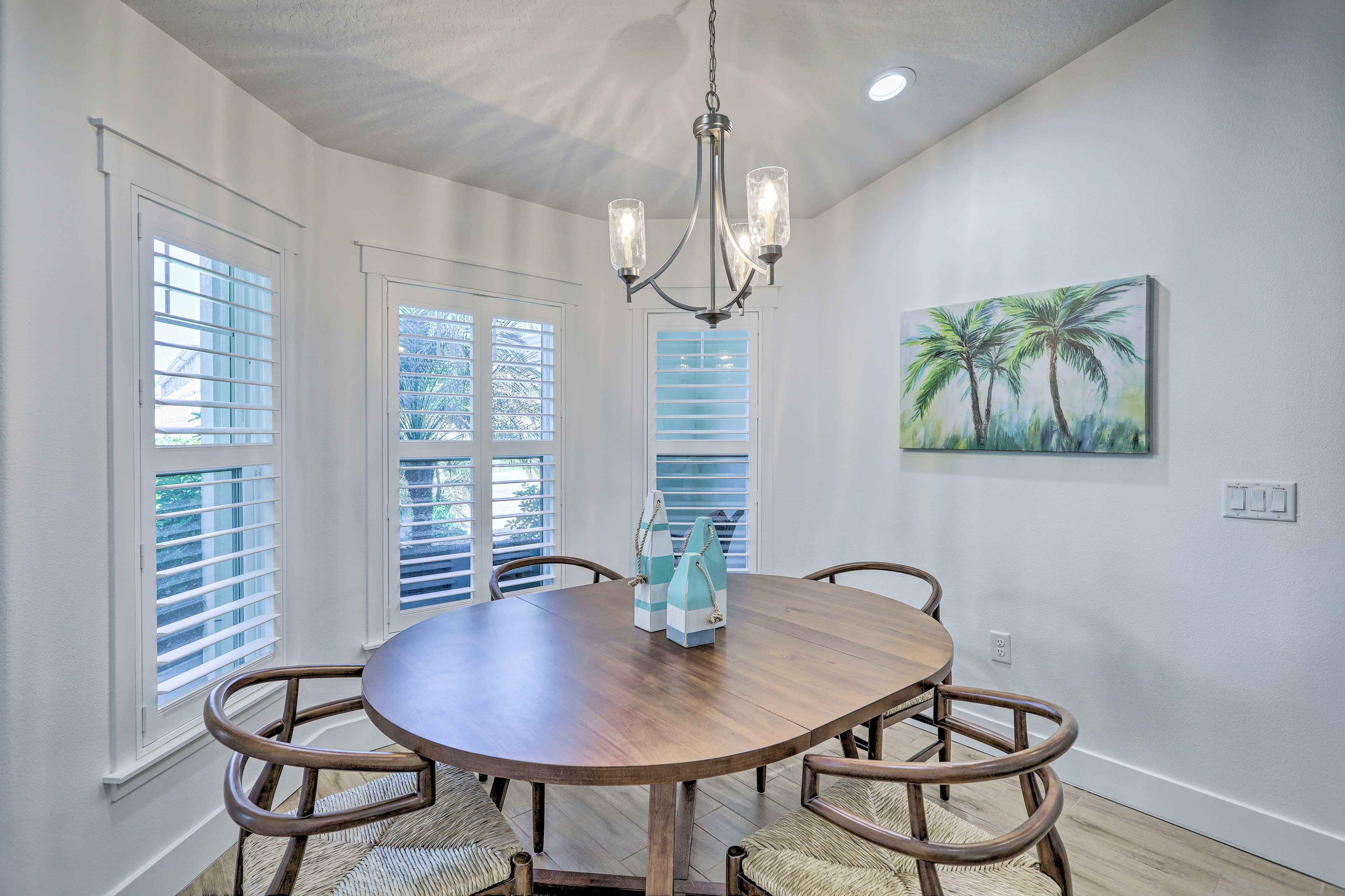 Dining Area | Dishware Provided