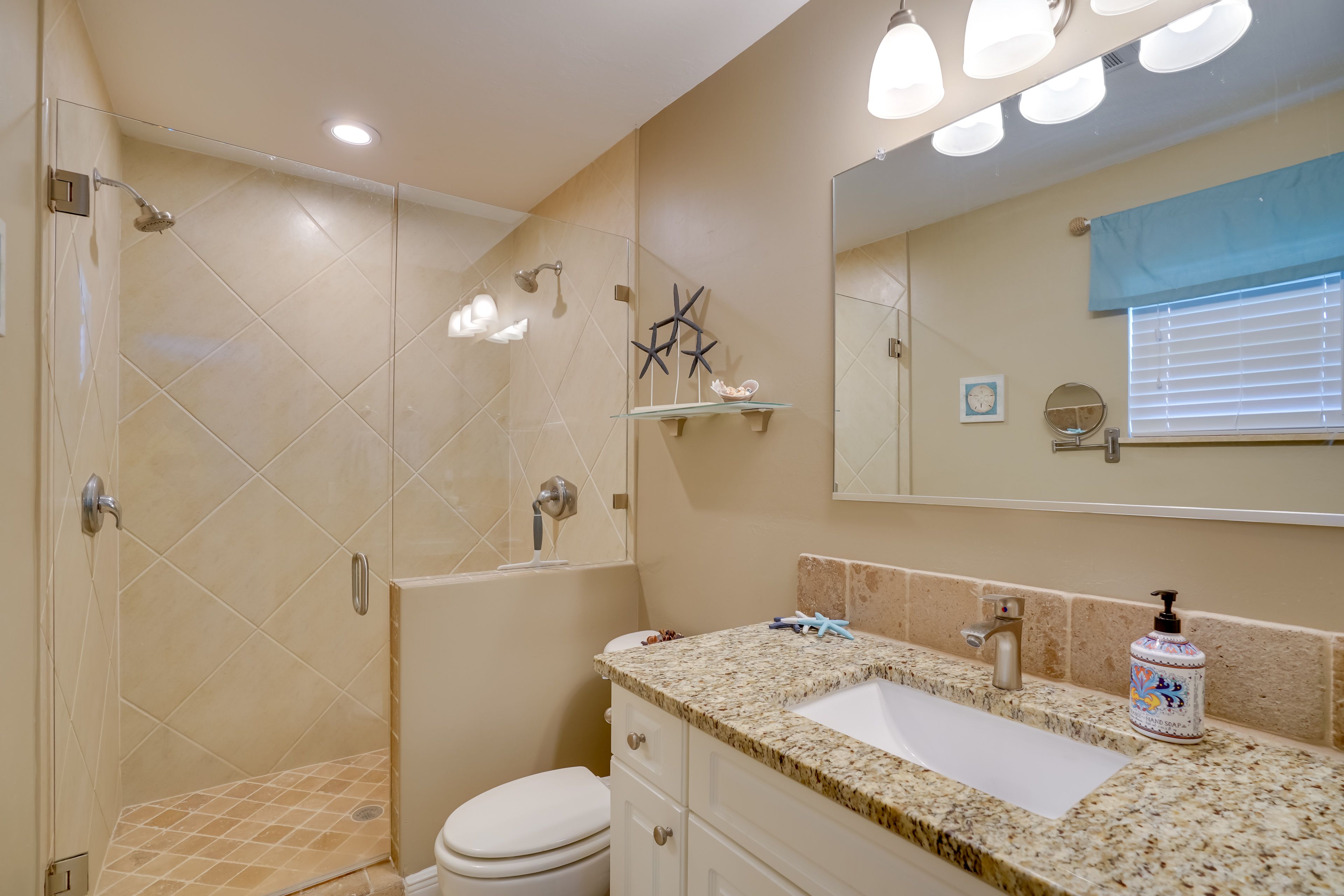 Full Bathroom | Towels Provided | Complimentary Toiletries
