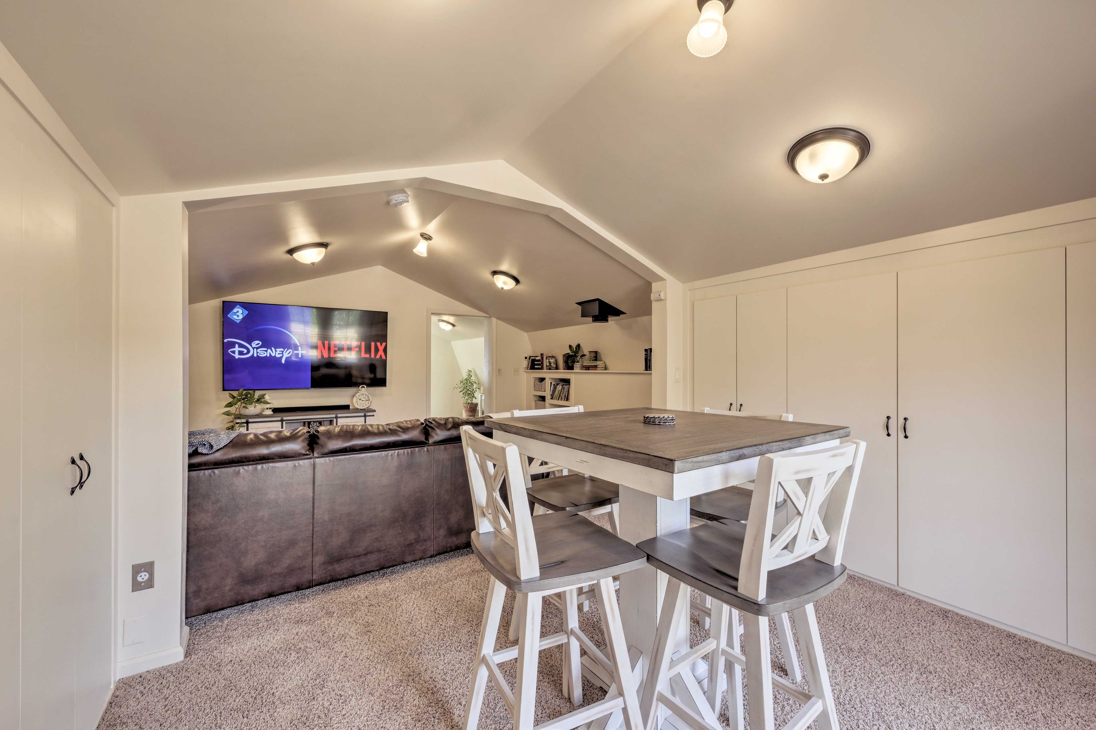 Living Room | 75" Smart TV