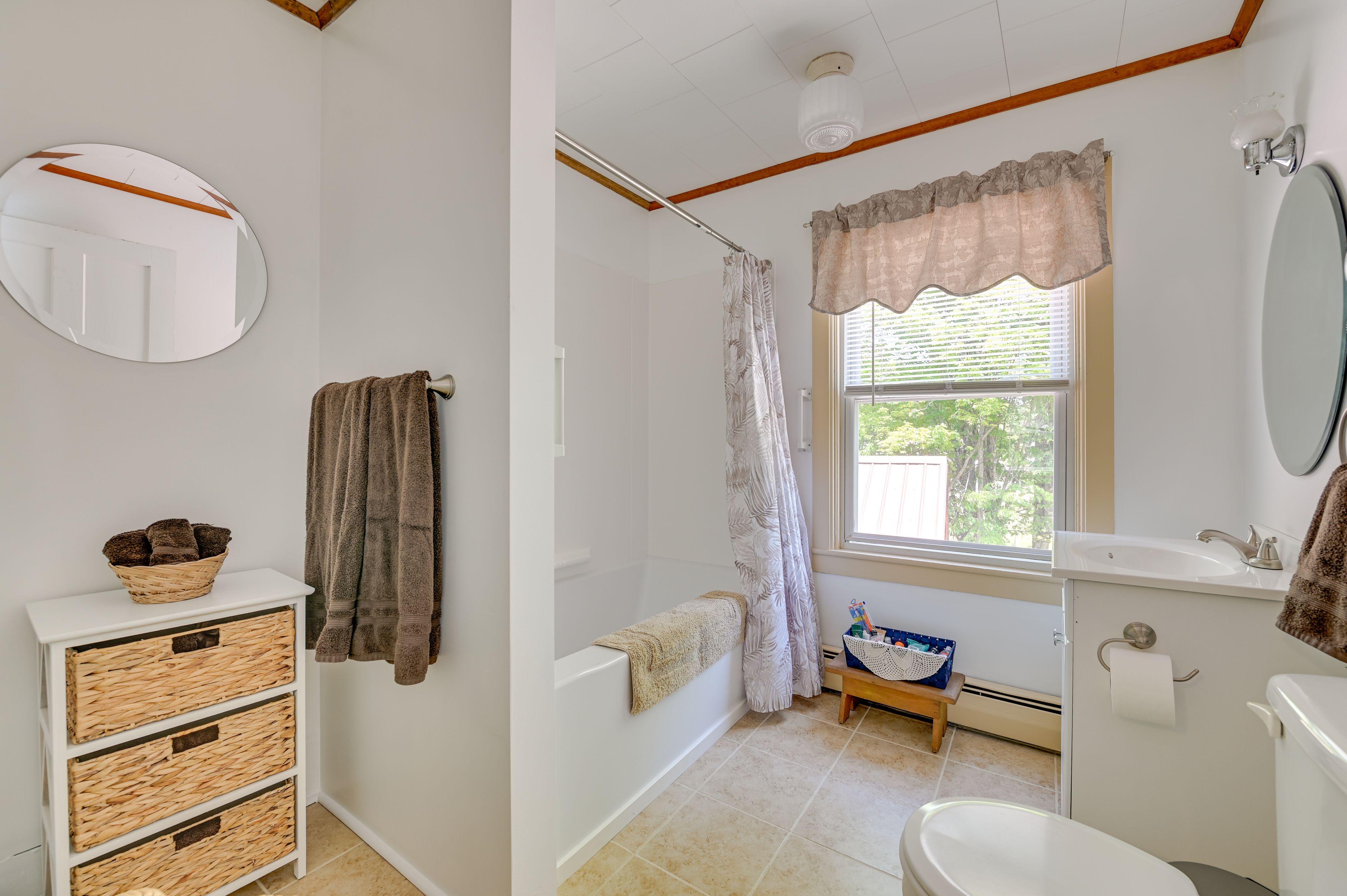 Full Bathroom | Complimentary Toiletries