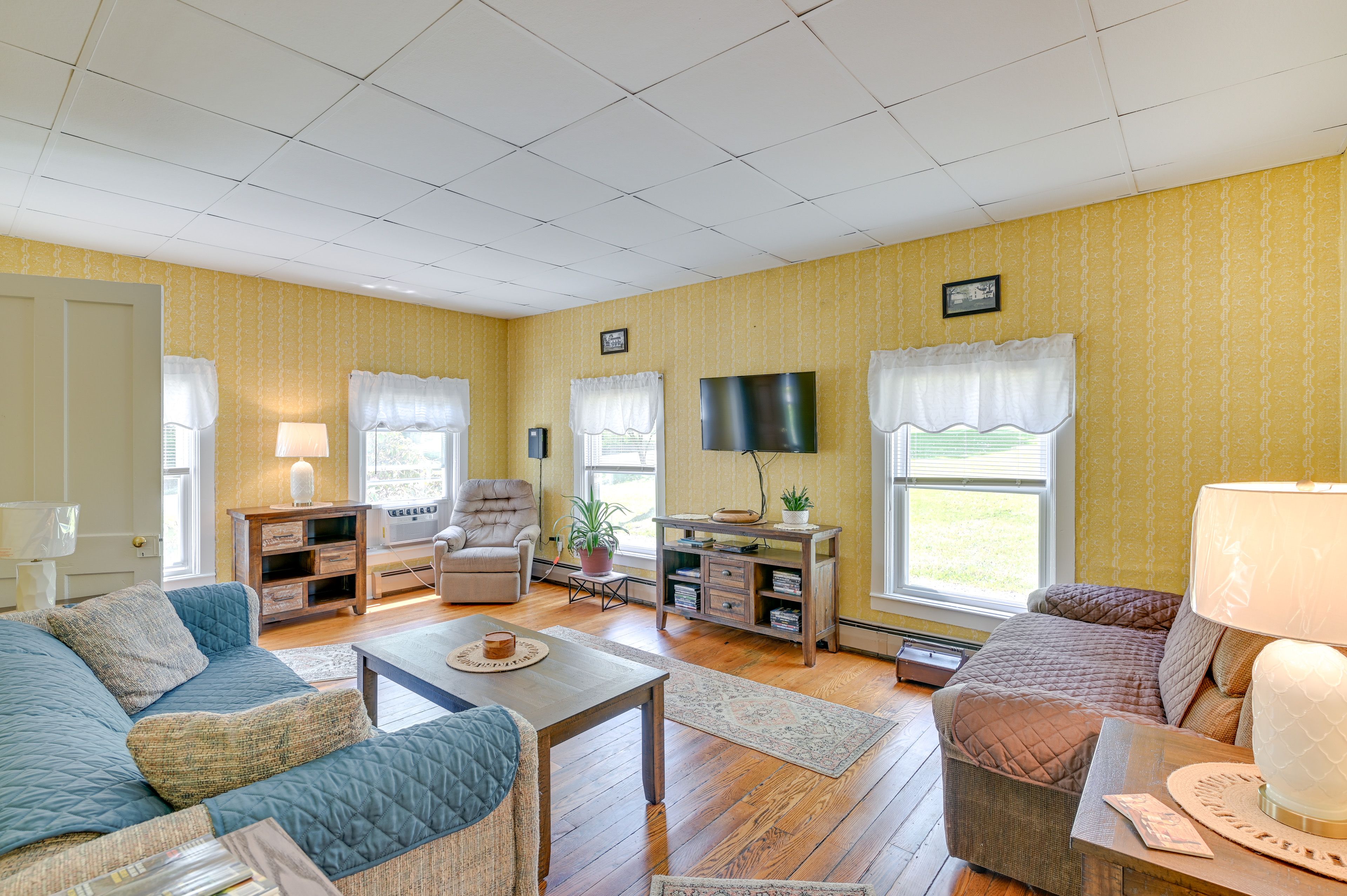 Living Room | Sleeper Sofa | Free WiFi