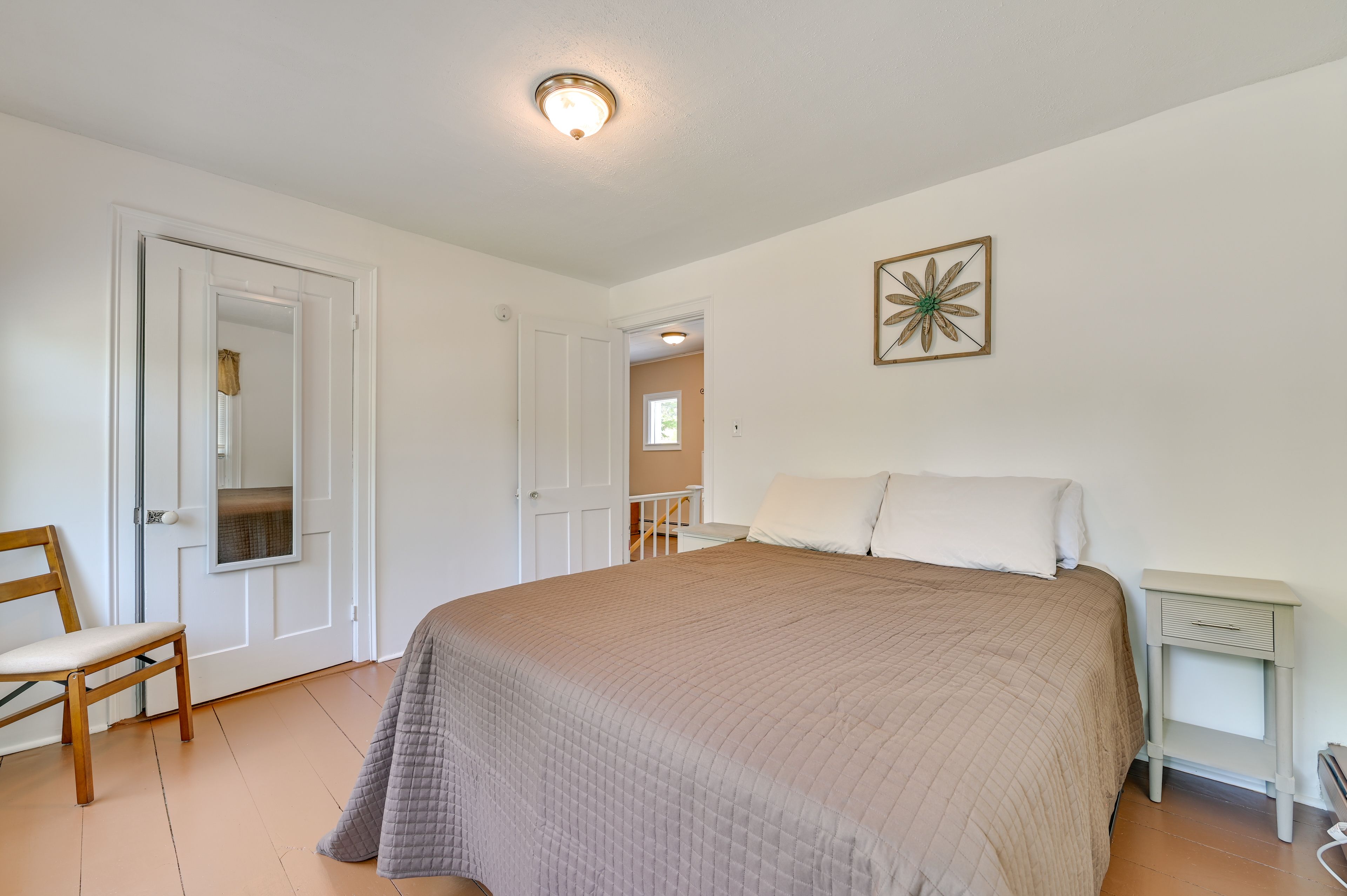 Bedroom | Queen Bed | Linens Provided