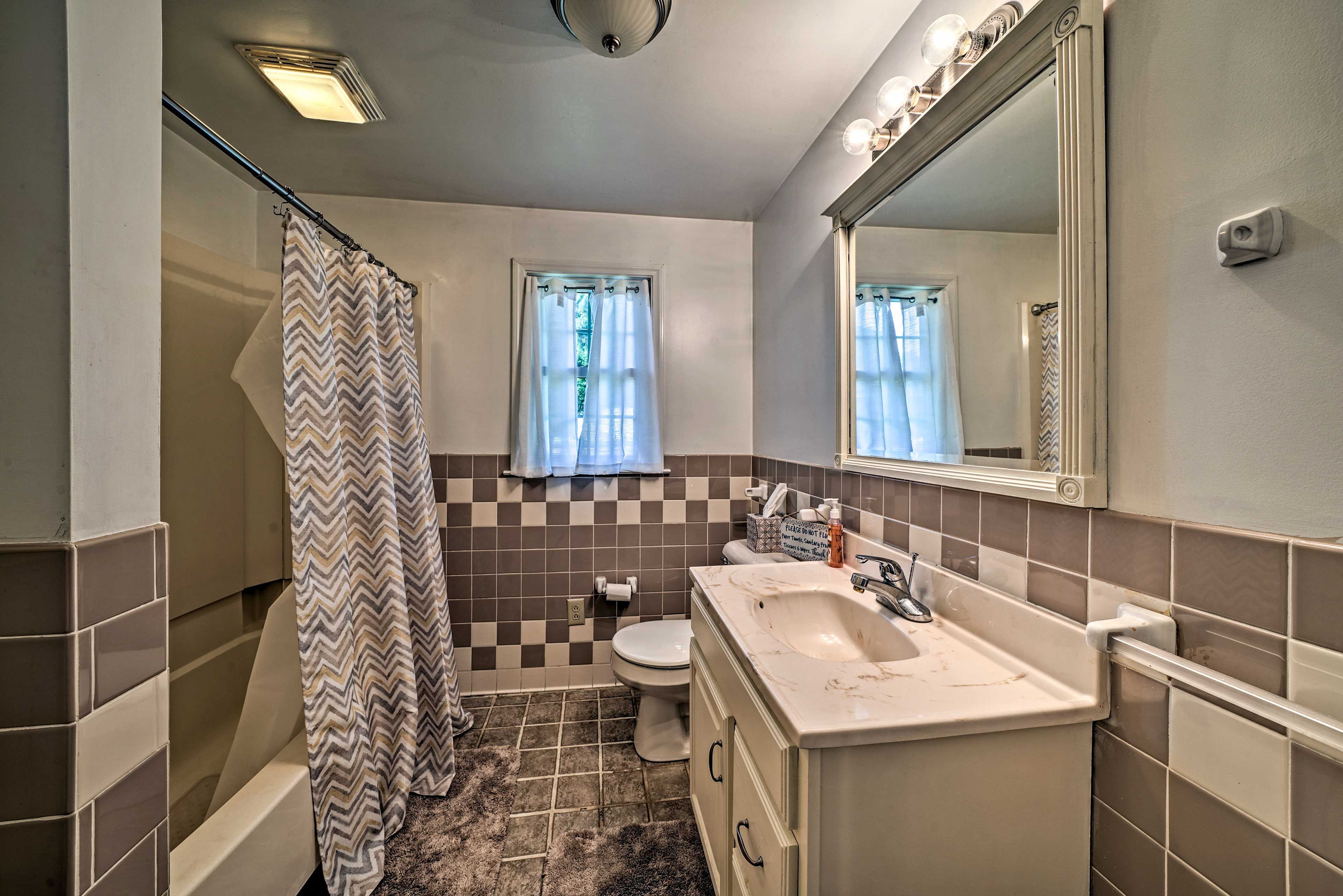 Full Bathroom | Towels Provided