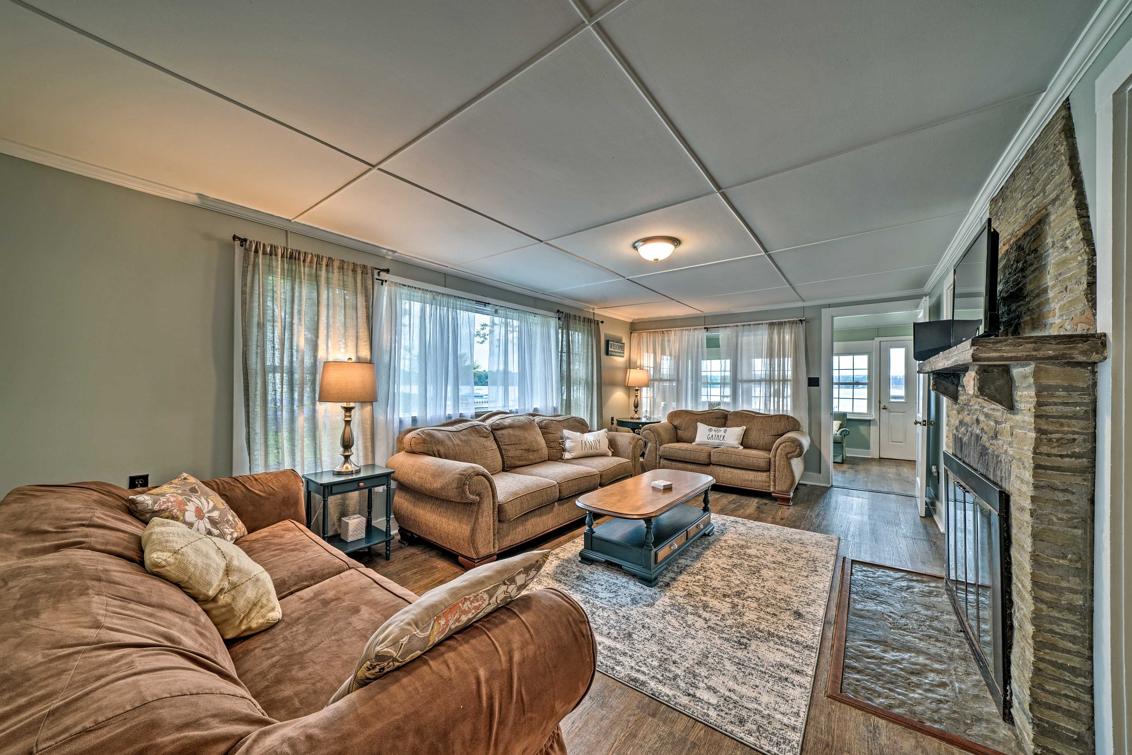 Living Room | Central A/C & Heating | Cable TV | Free WiFi