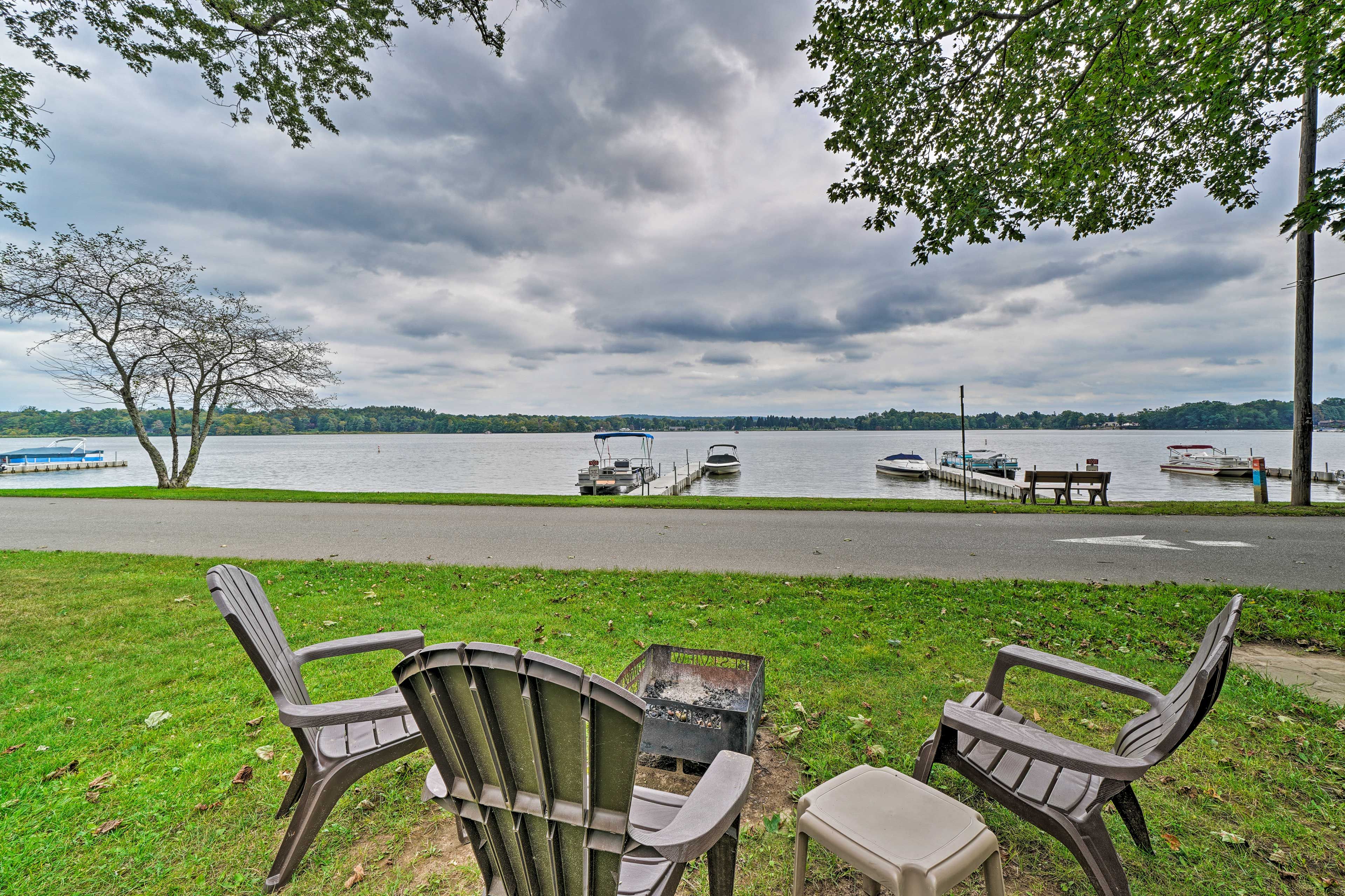 Private Yard | Wood-Burning Fire Pit | Gas Grill