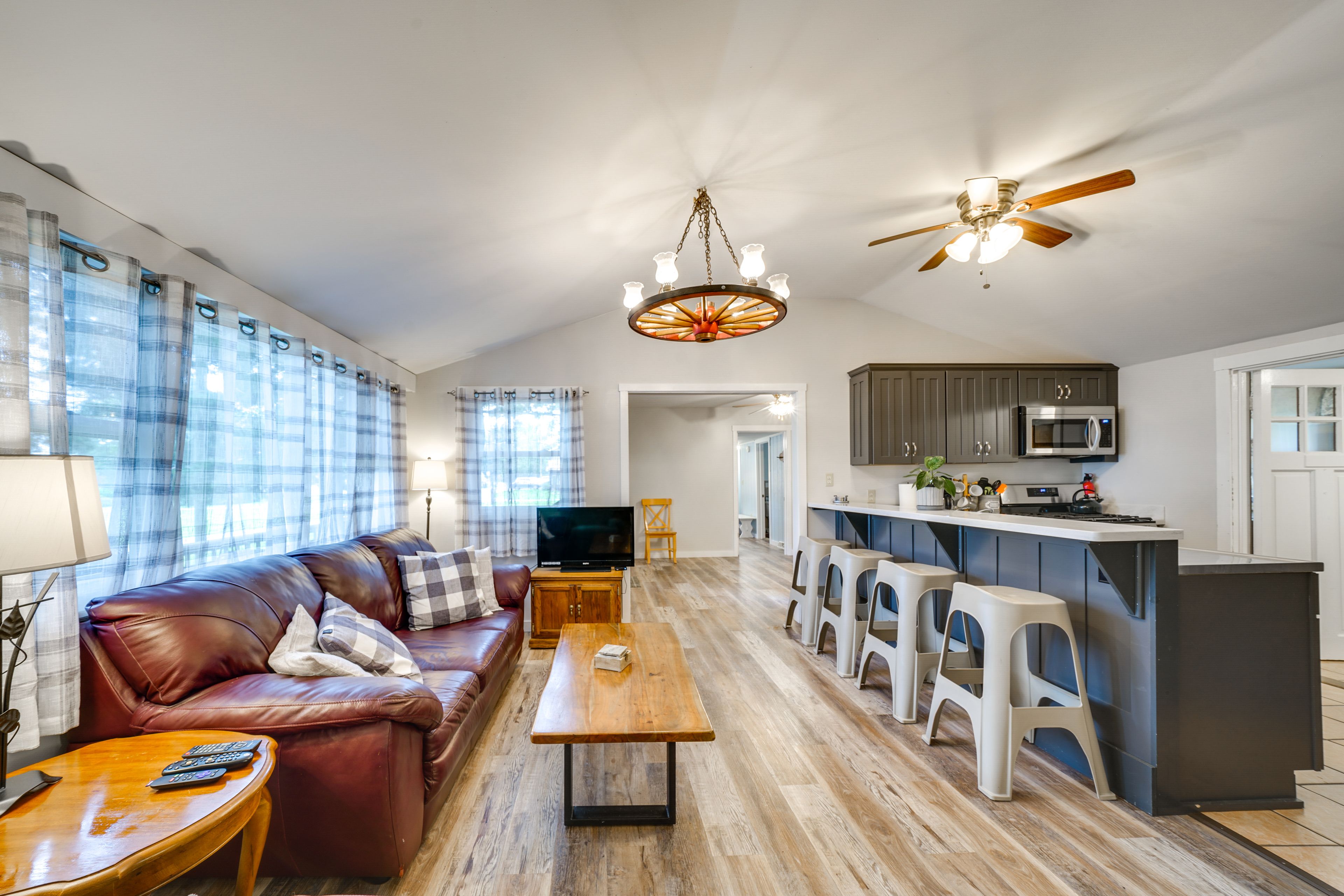 Living Room | Single-Story Home | Cable TV | Free WiFi | Central A/C & Heating