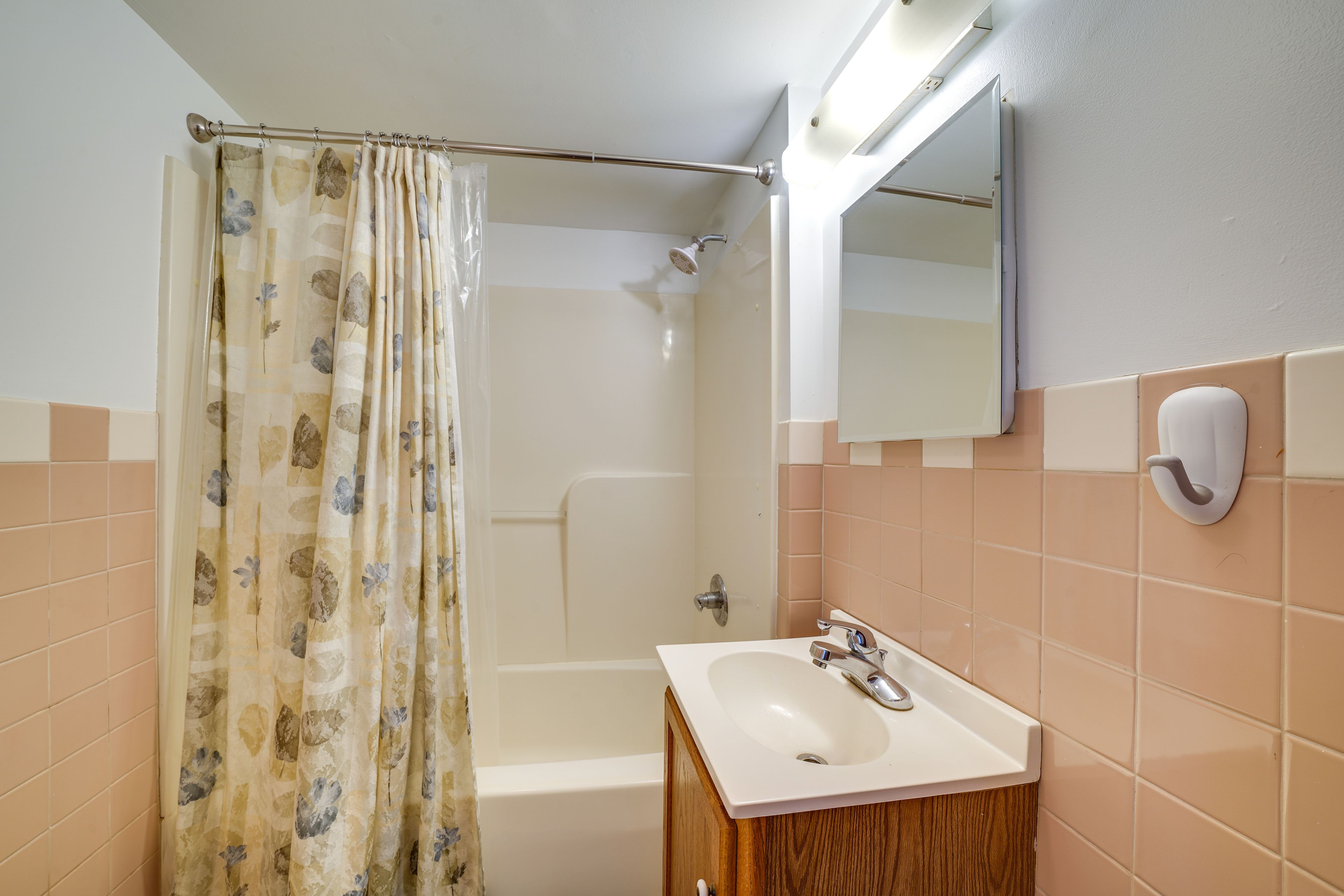 Full Bathroom | Towels Provided