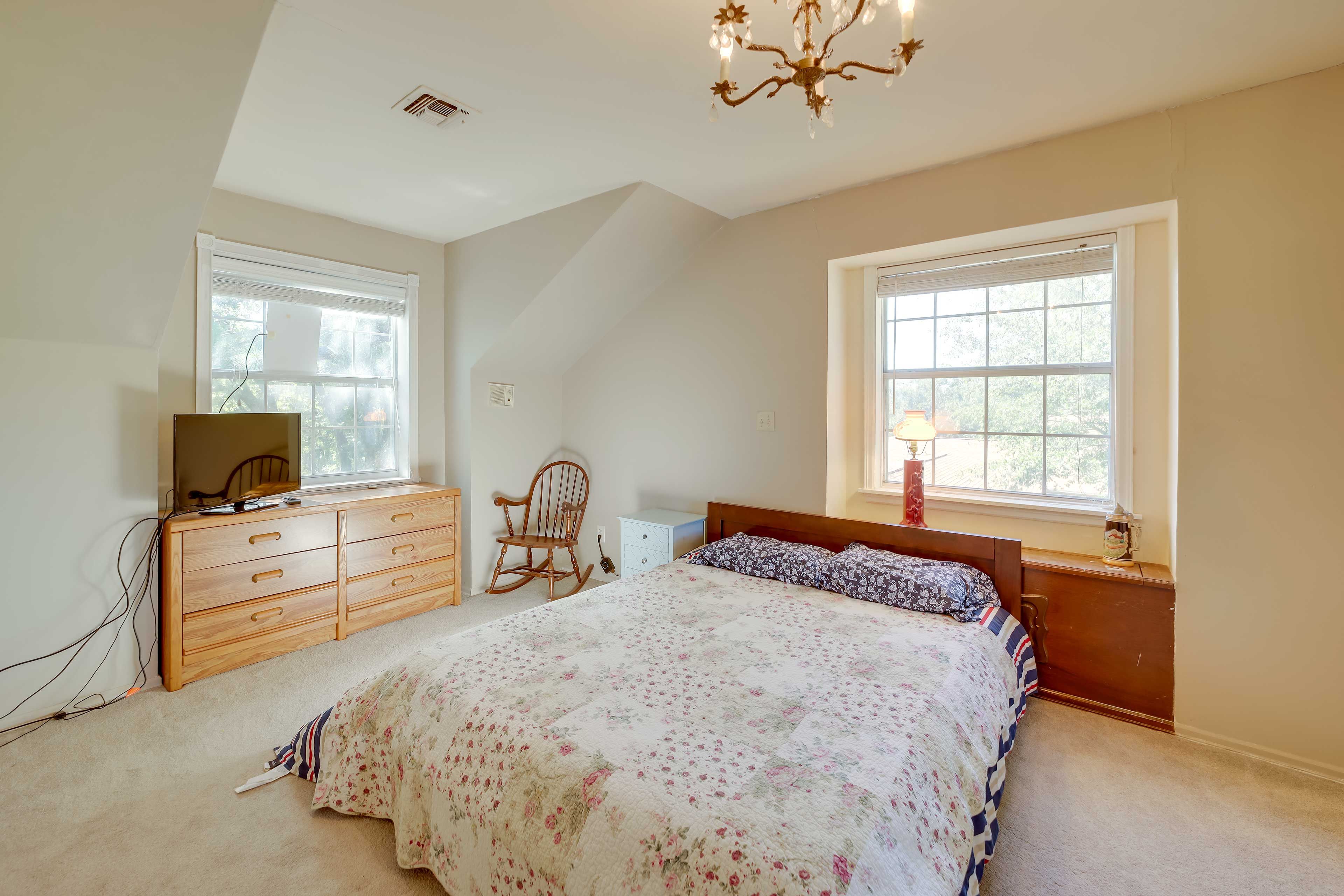 Bedroom 1 | Upper Level | Queen Bed | Twin Bed | Linens Provided