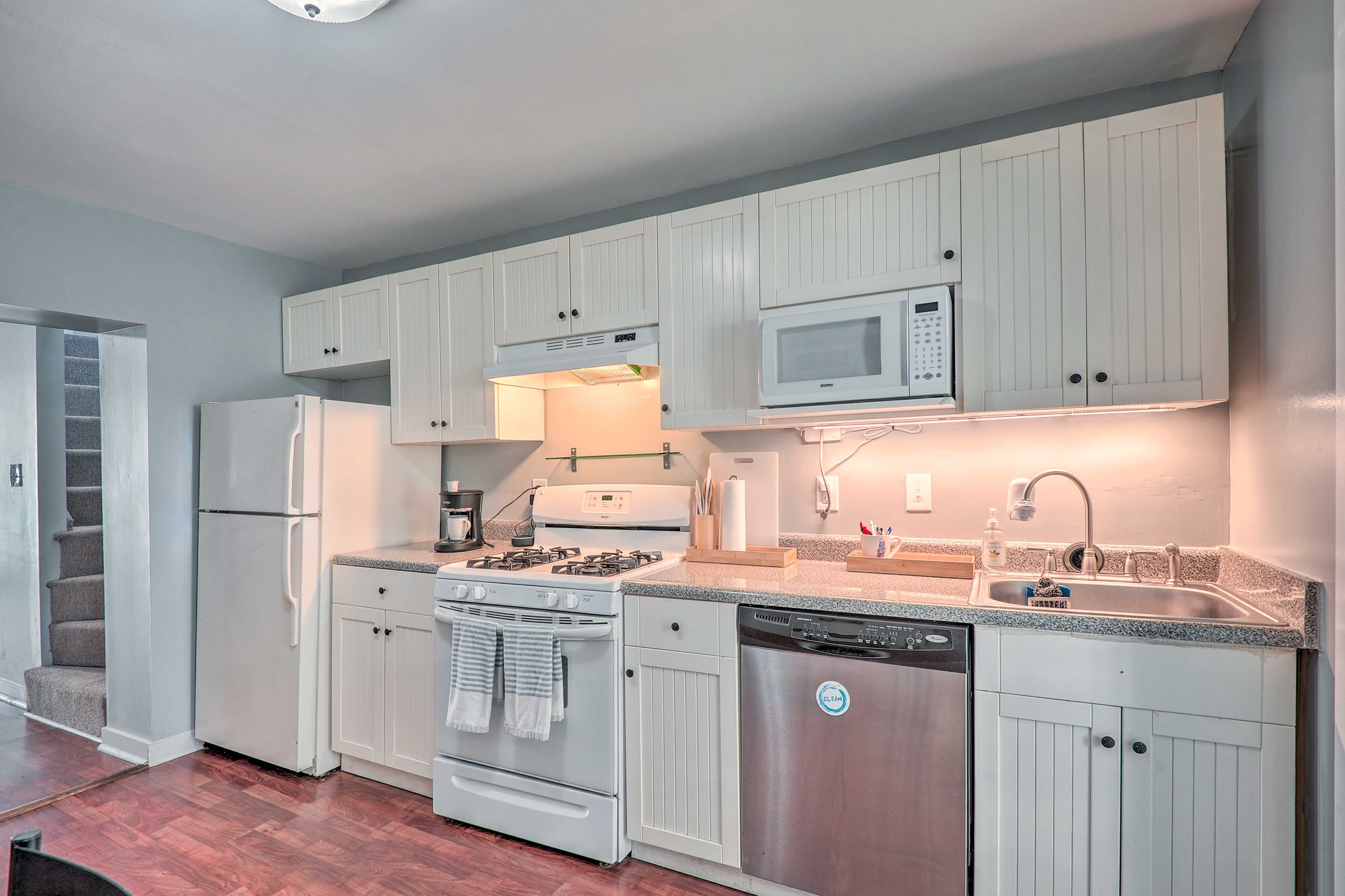 Fully Equipped Kitchen | Dishware & Flatware