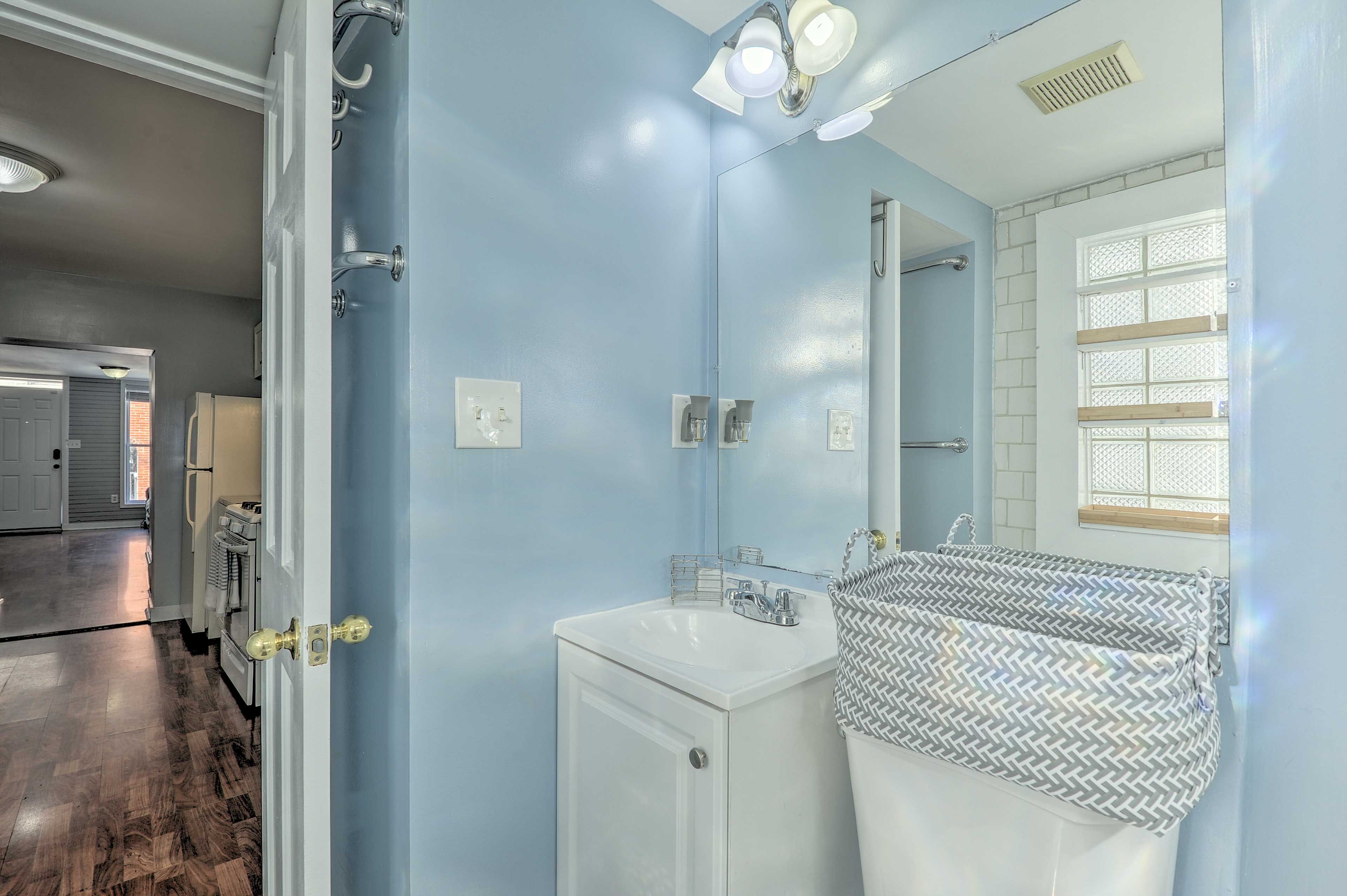 Full Bathroom | Towels Provided