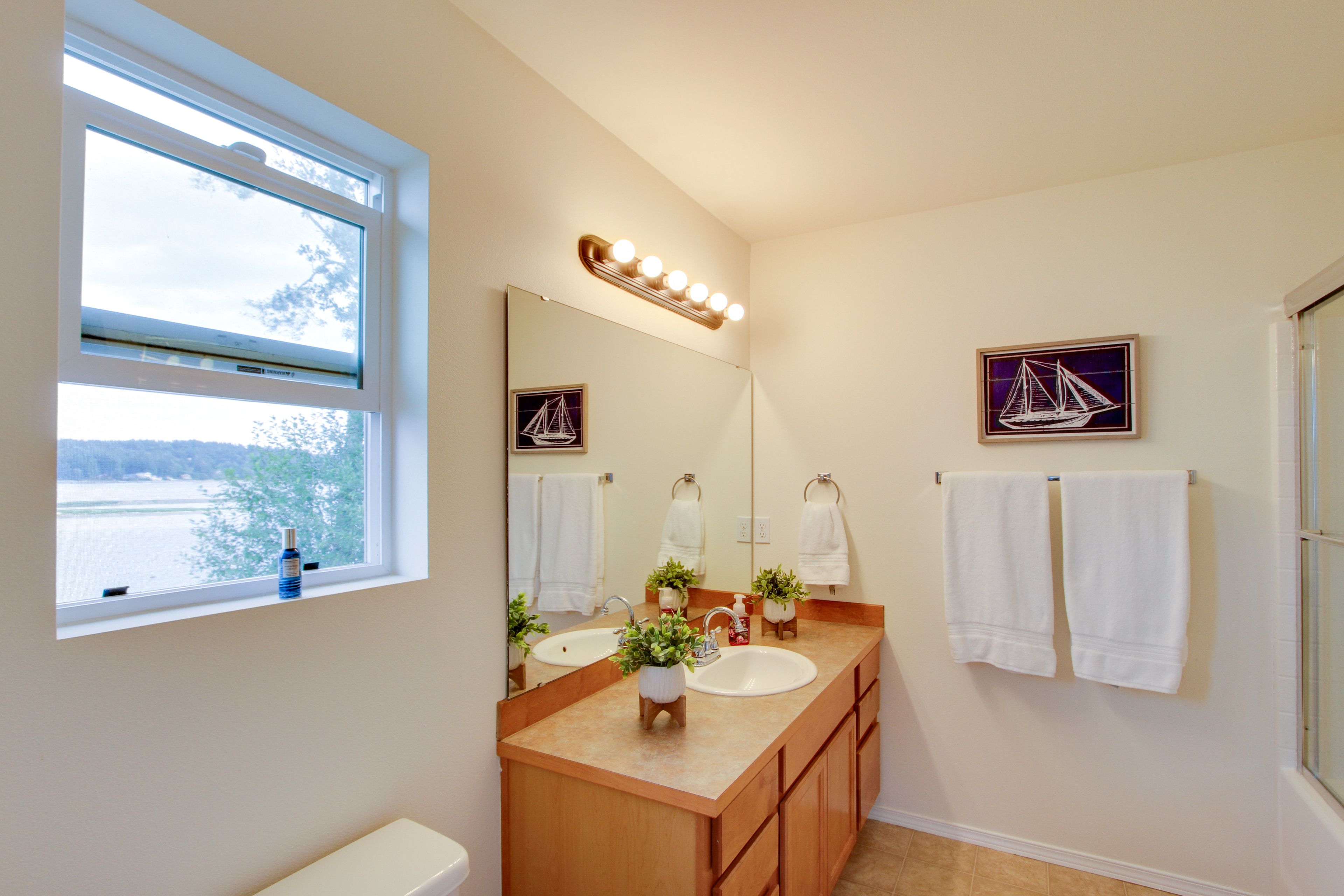 En-Suite Bathroom | Towels & Linens Provided | Complimentary Toiletries