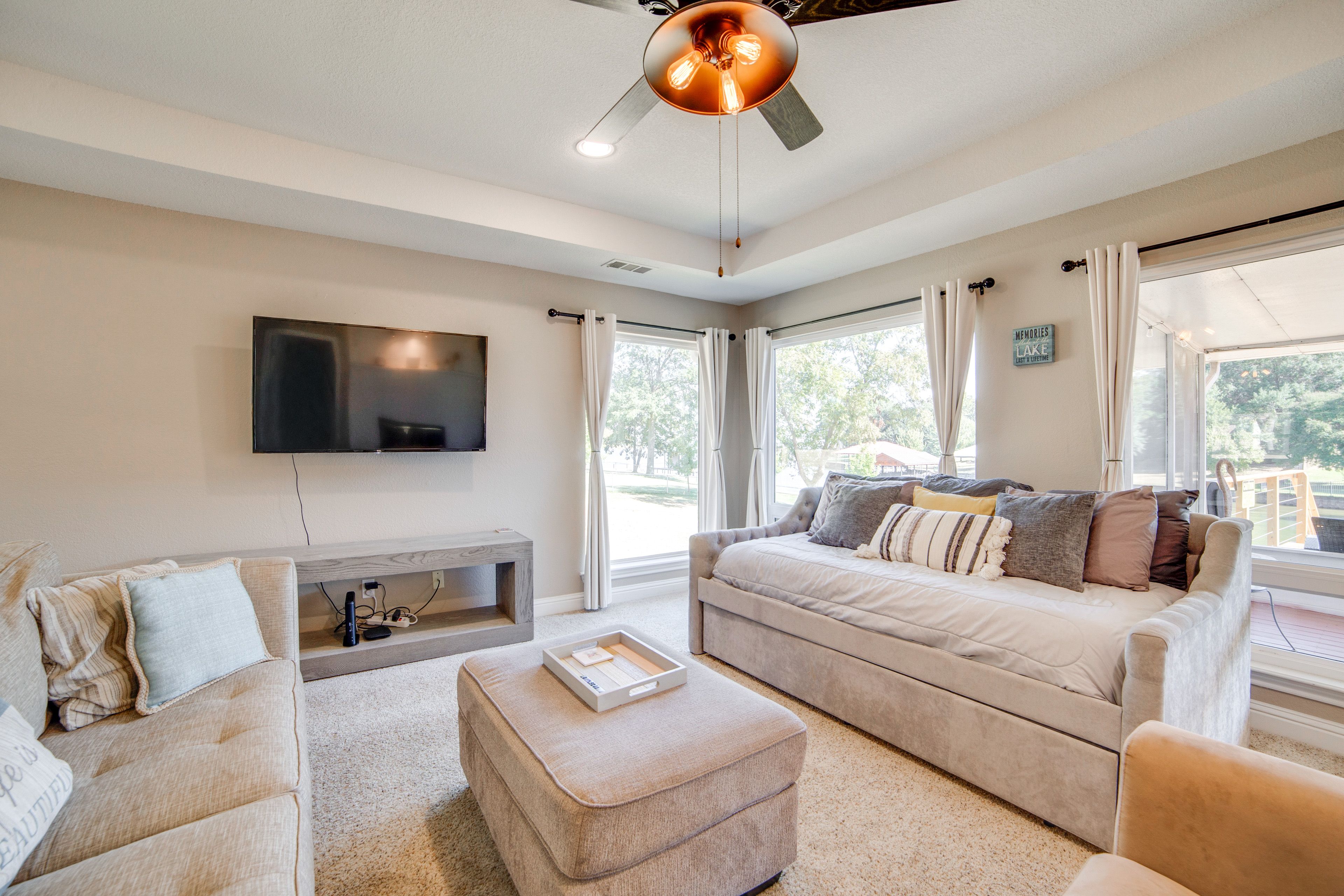 Living Room | Twin Daybed w/ Twin Trundle | Central A/C & Heat | Free WiFi