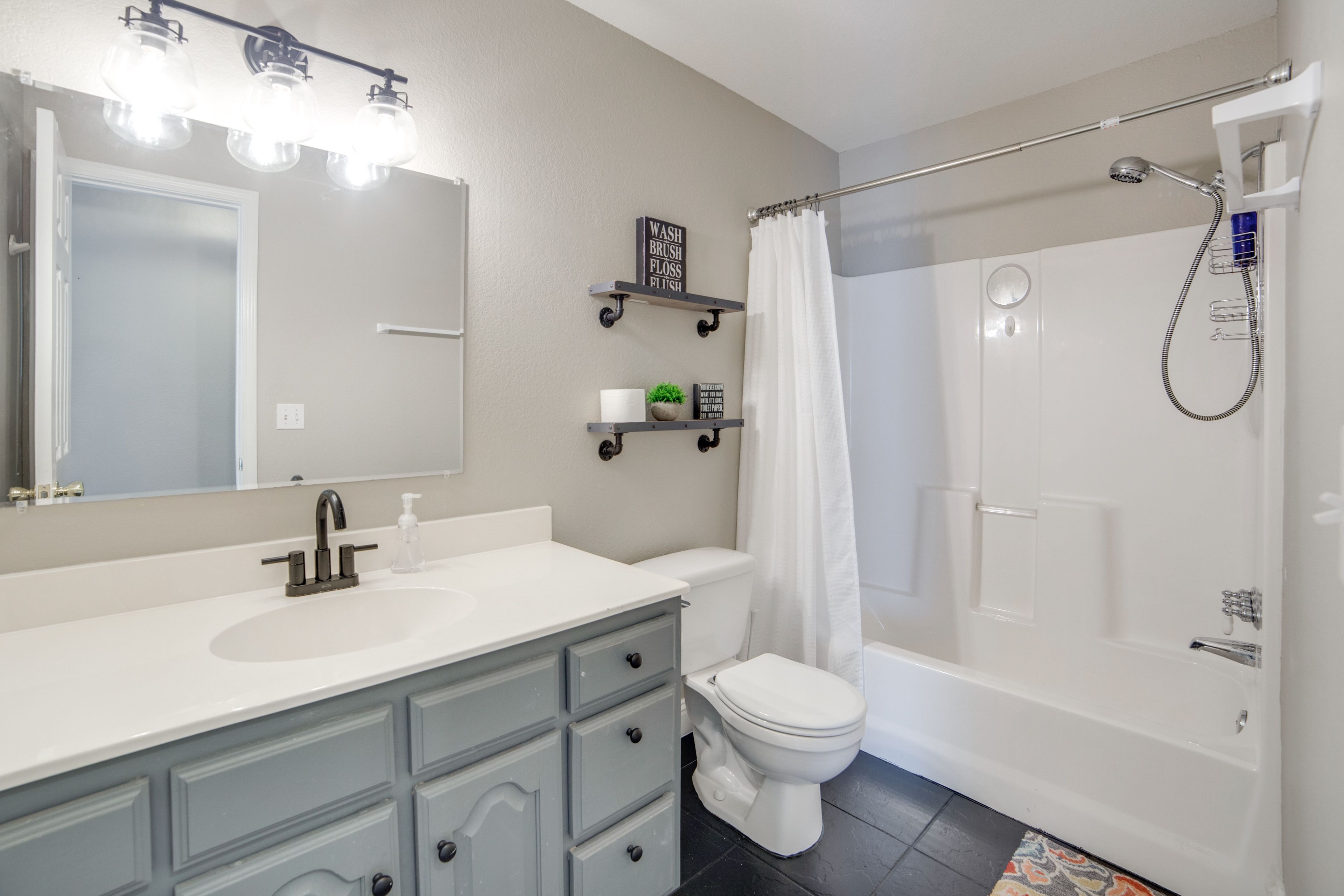 Full Bathroom | Complimentary Toiletries