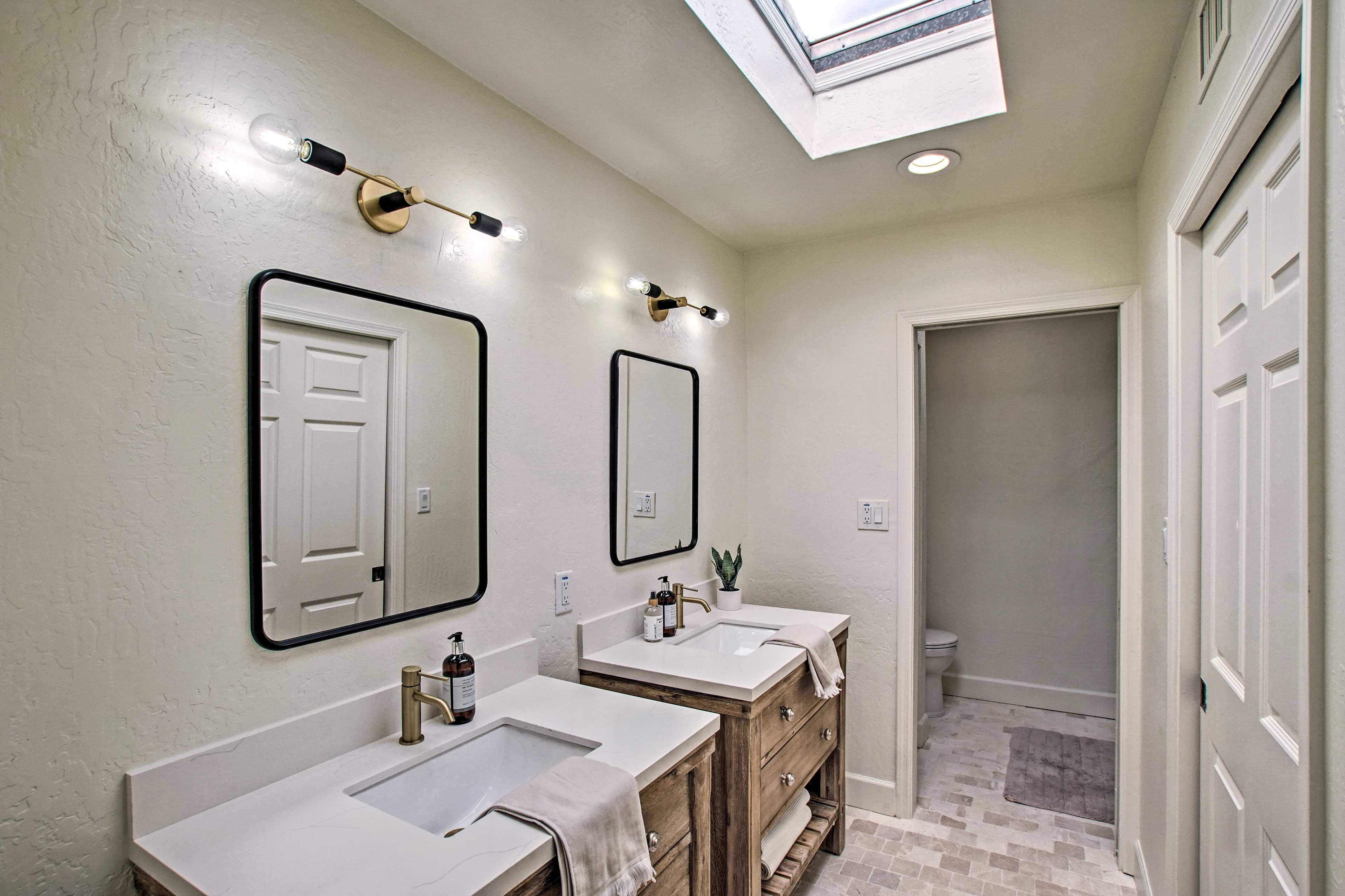 En-Suite Bathroom | Complimentary Toiletries | Hair Dryer