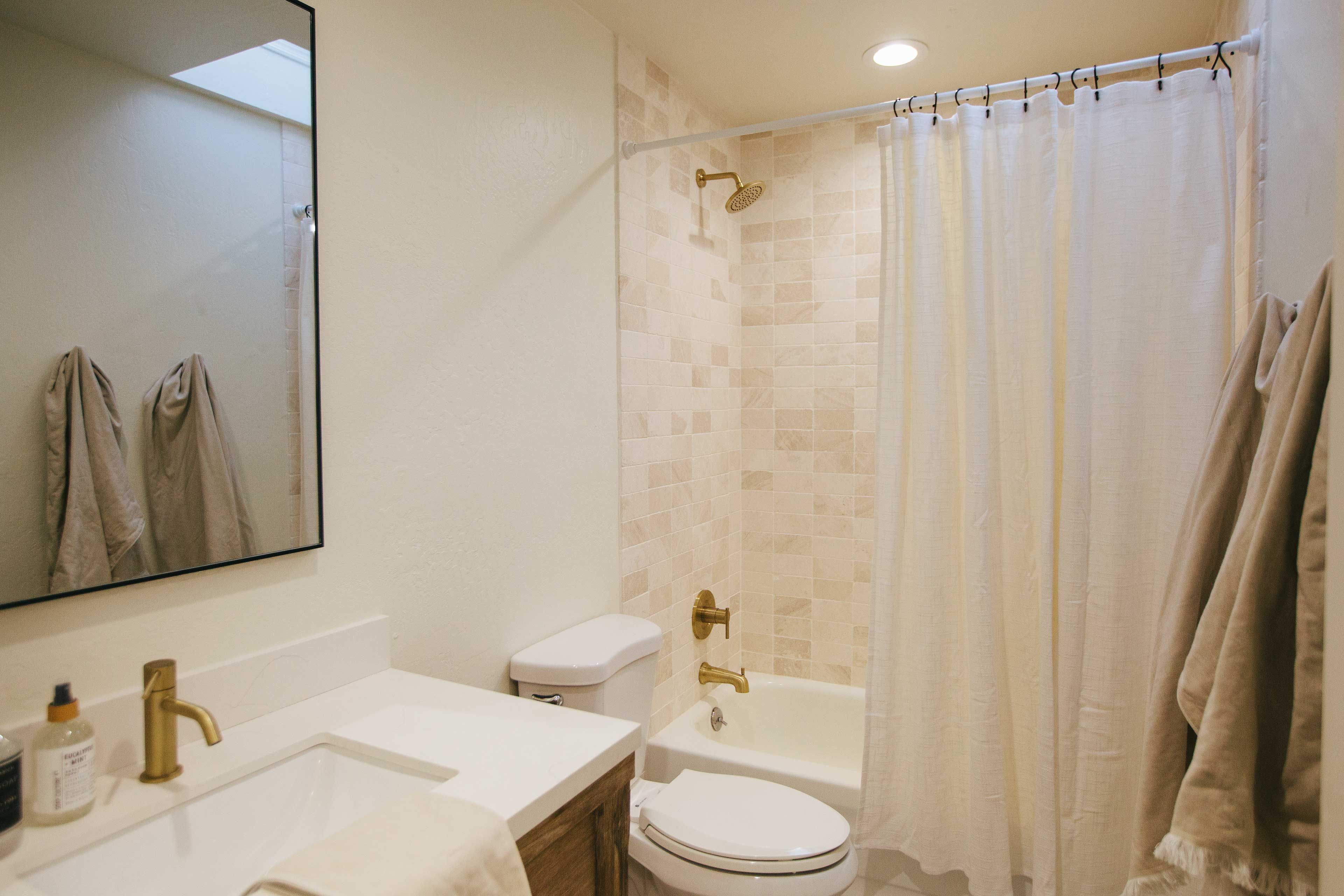 Full Bathroom | Complimentary Toiletries | Hair Dryer