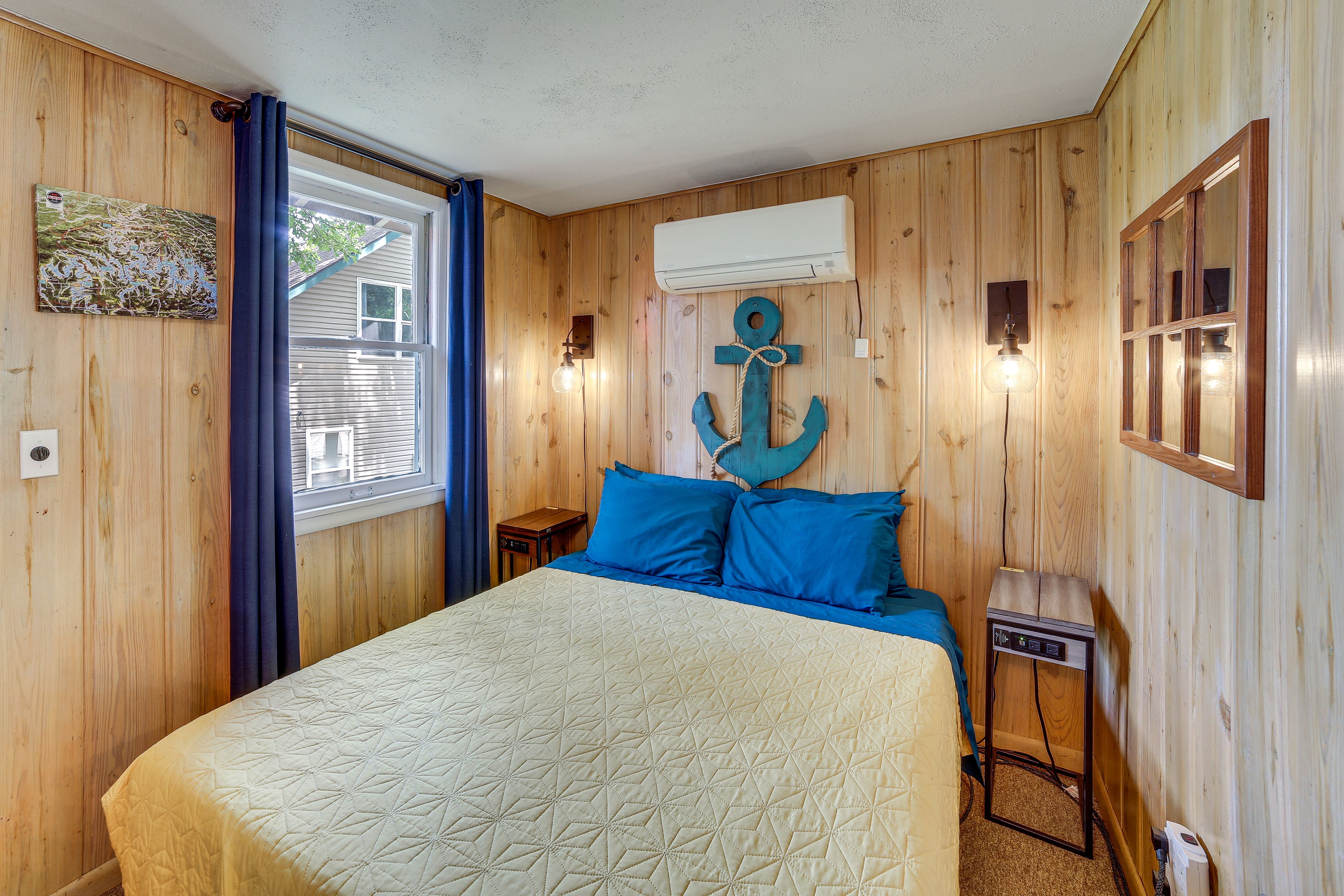 Living Room | Queen Bed