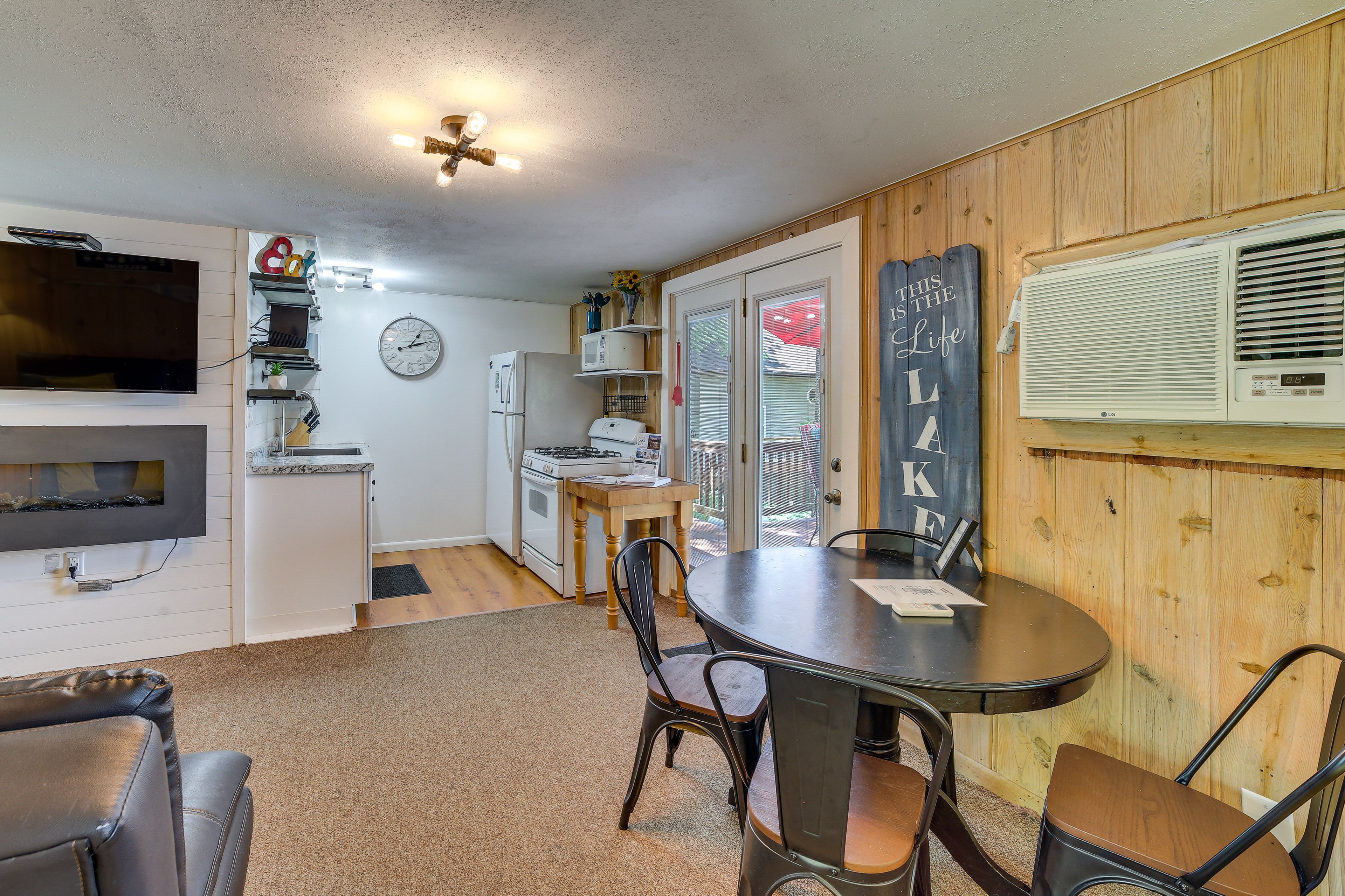 Dining Area | Dishes & Flatware Provided