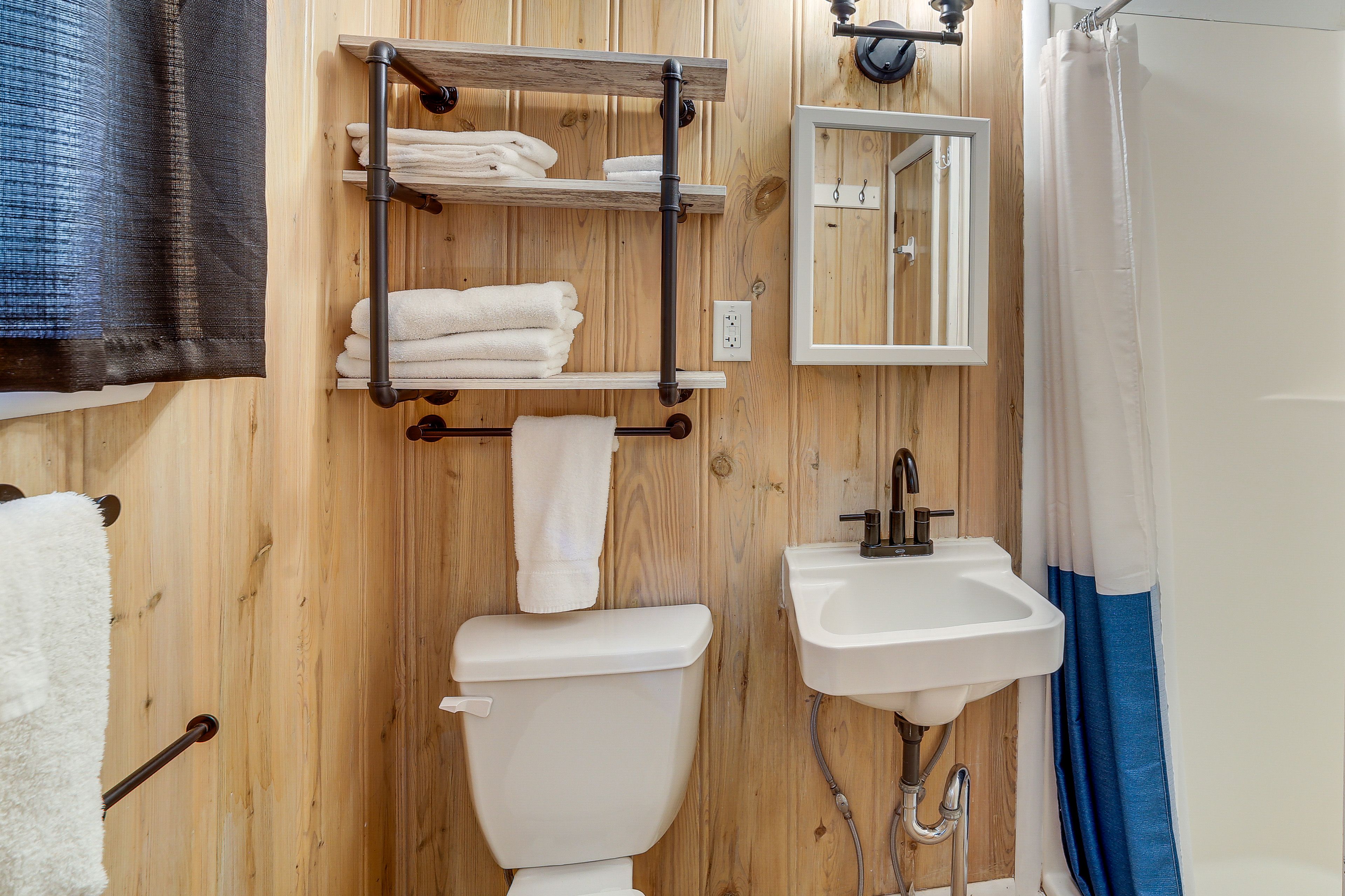 Full Bathroom | Towels & Linens Provided