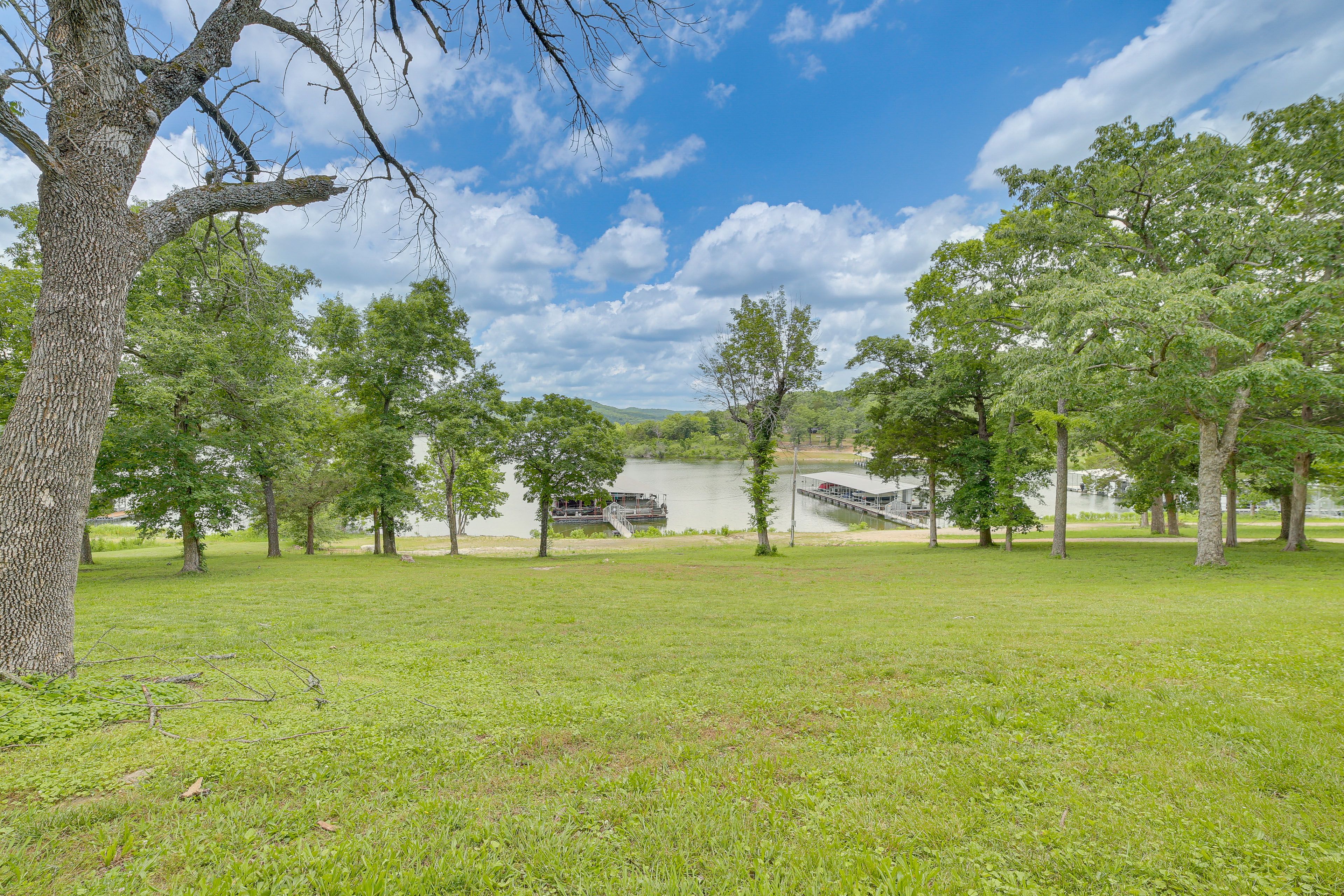 Spacious Yard | Walk to Lake