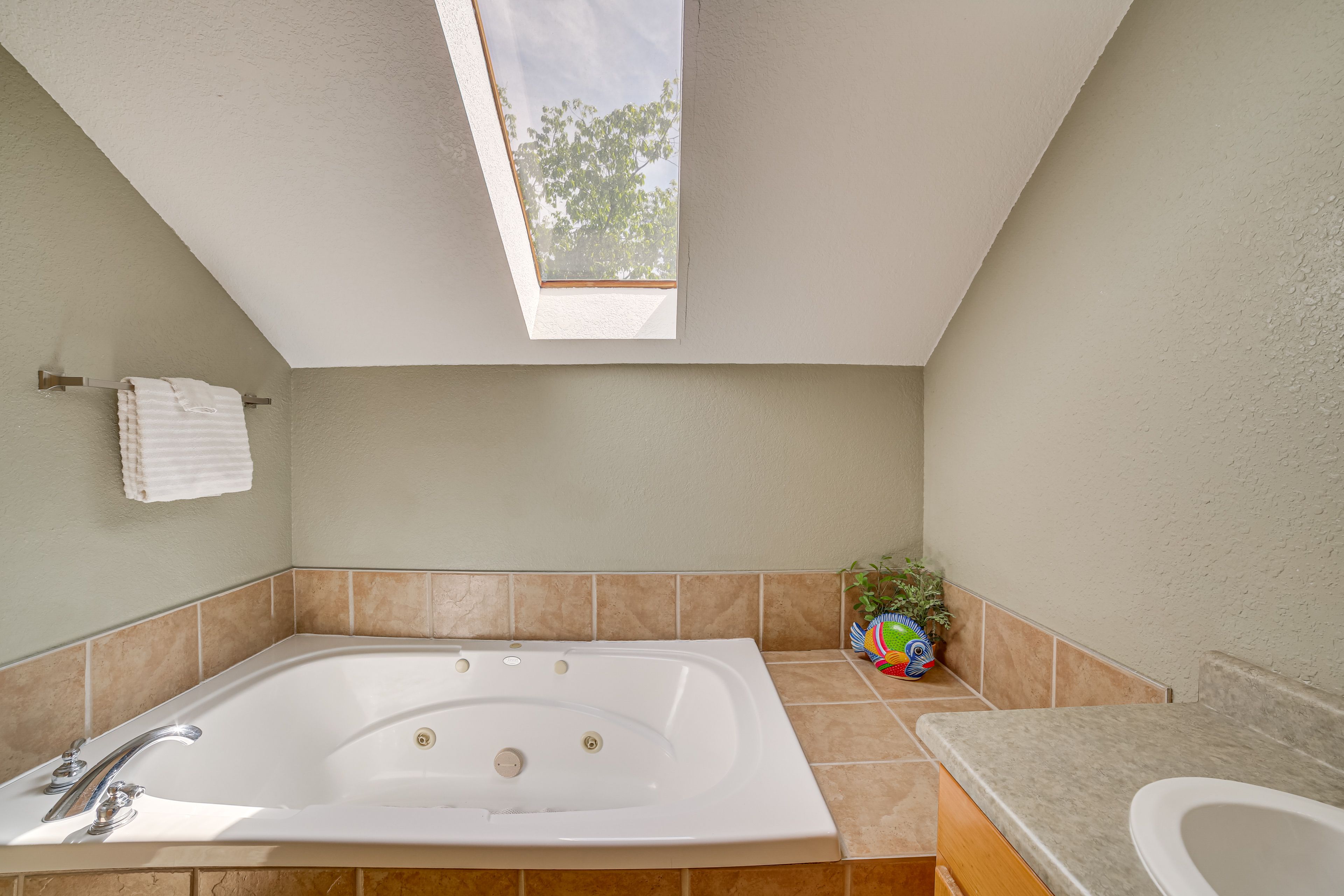 En-Suite Bathroom | Towels Provided | Hair Dryer | 2nd Floor