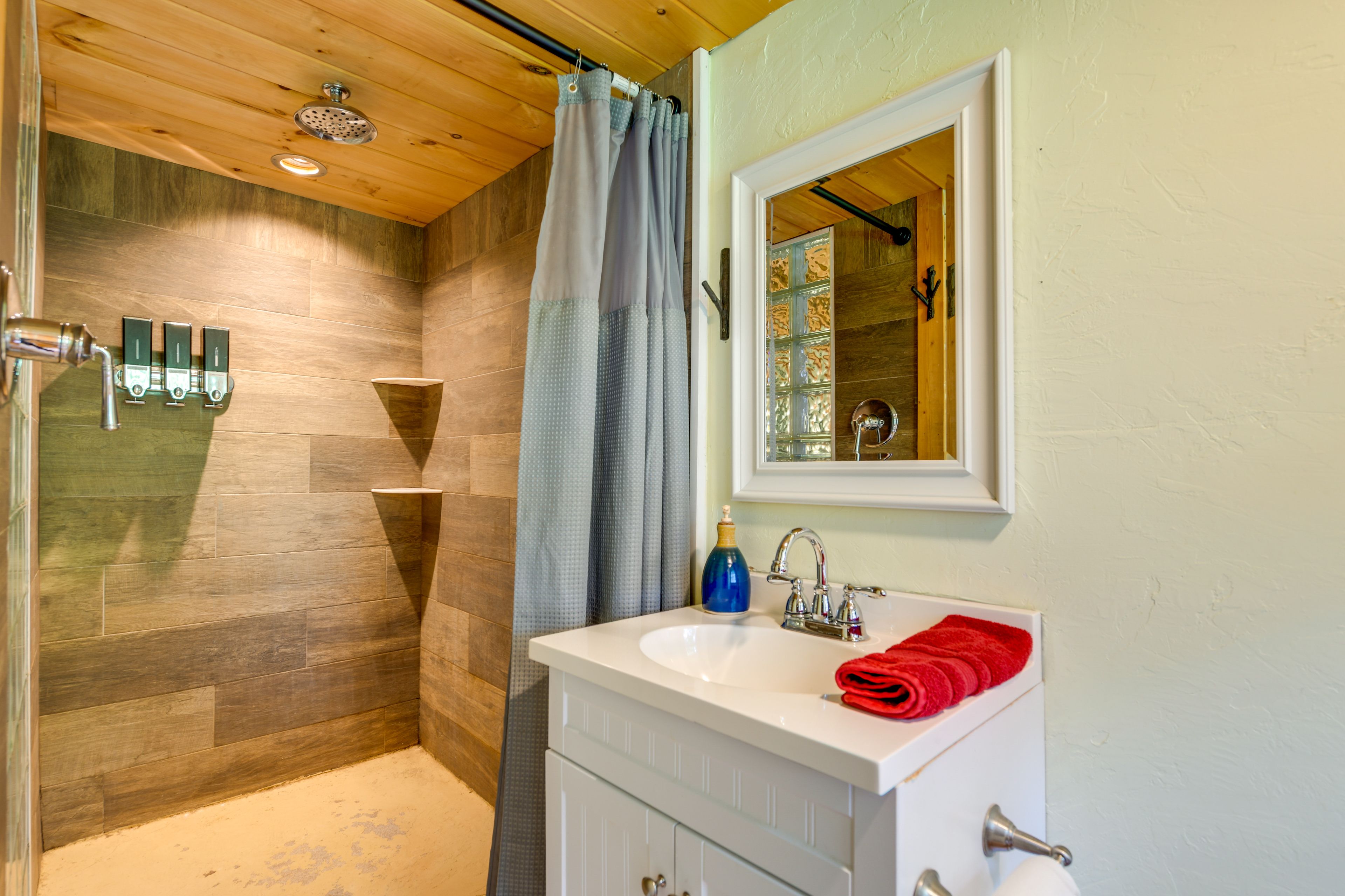 En-Suite Bathroom | Towels & Linens Provided | 1st Floor