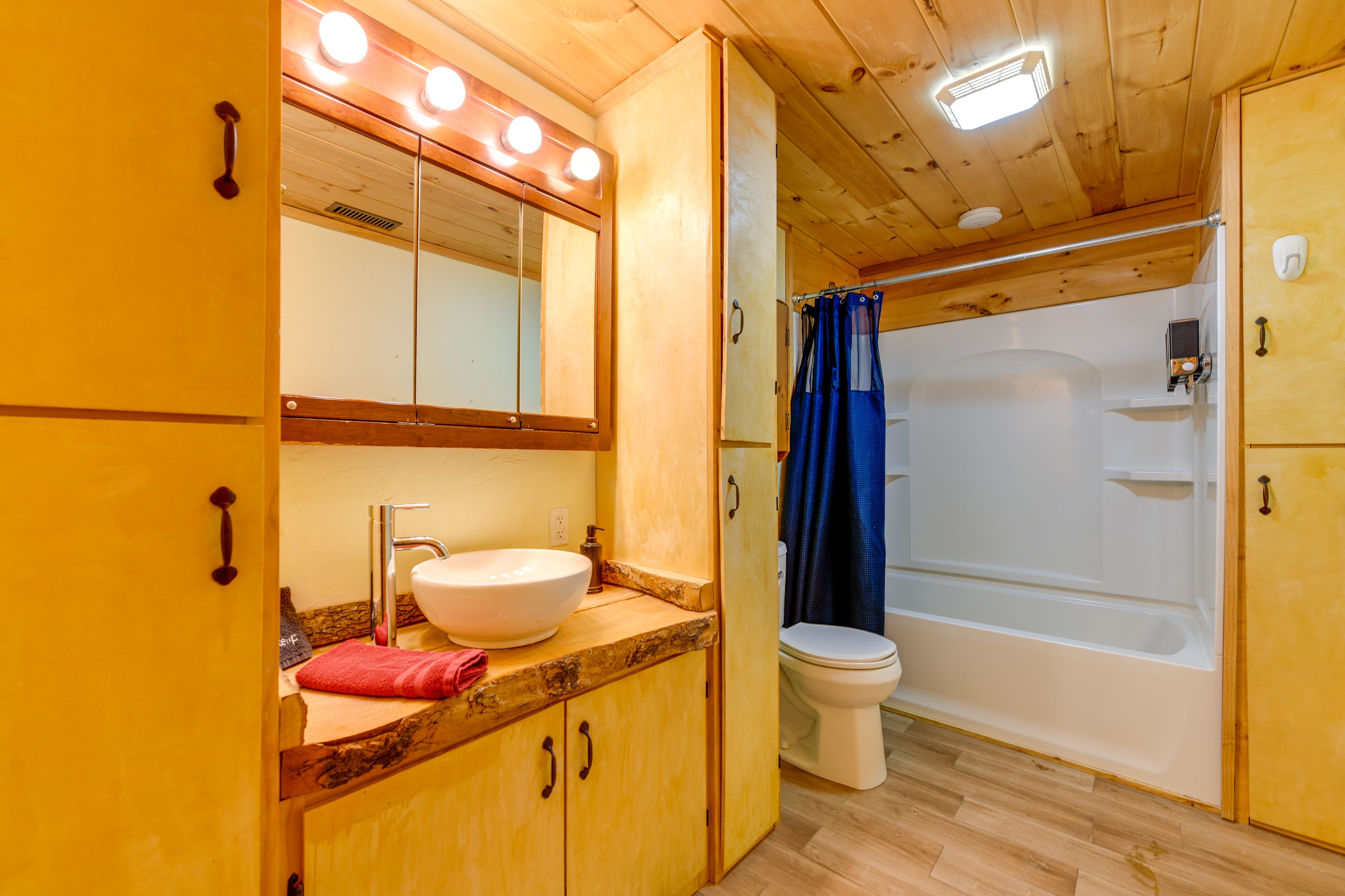 Full Bathroom | 2nd Floor