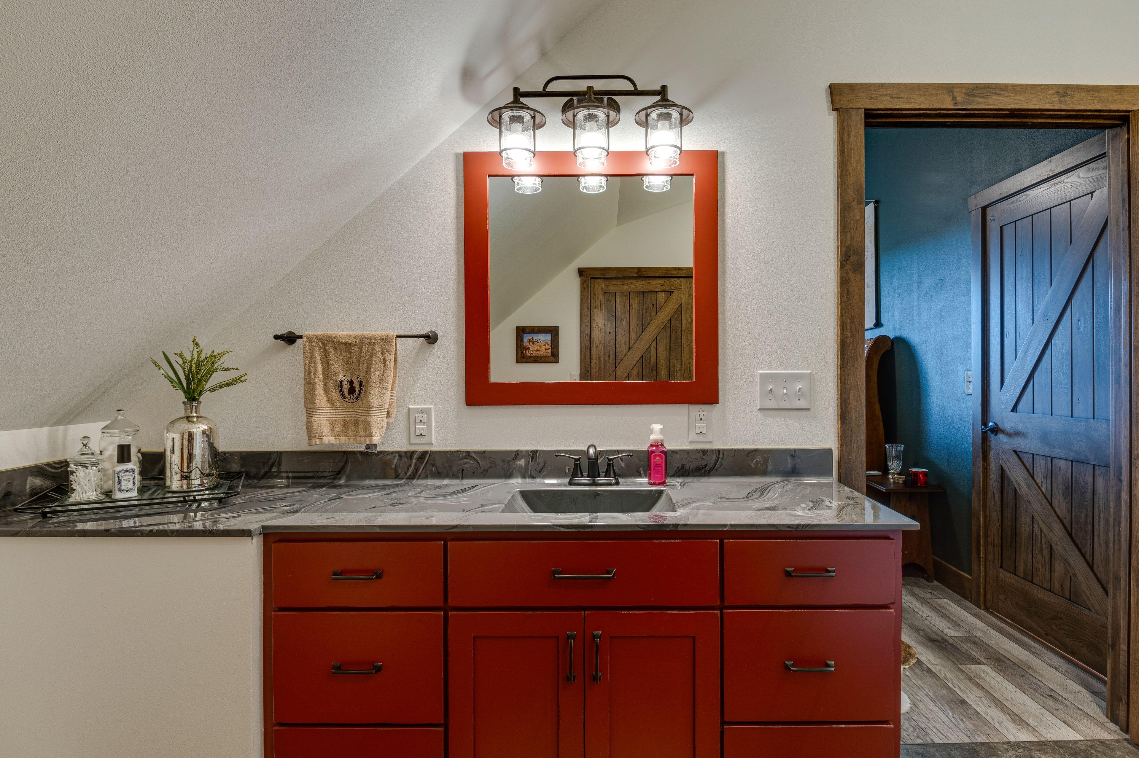 En-Suite Jack-n-Jill Bathroom | Complimentary Toiletries
