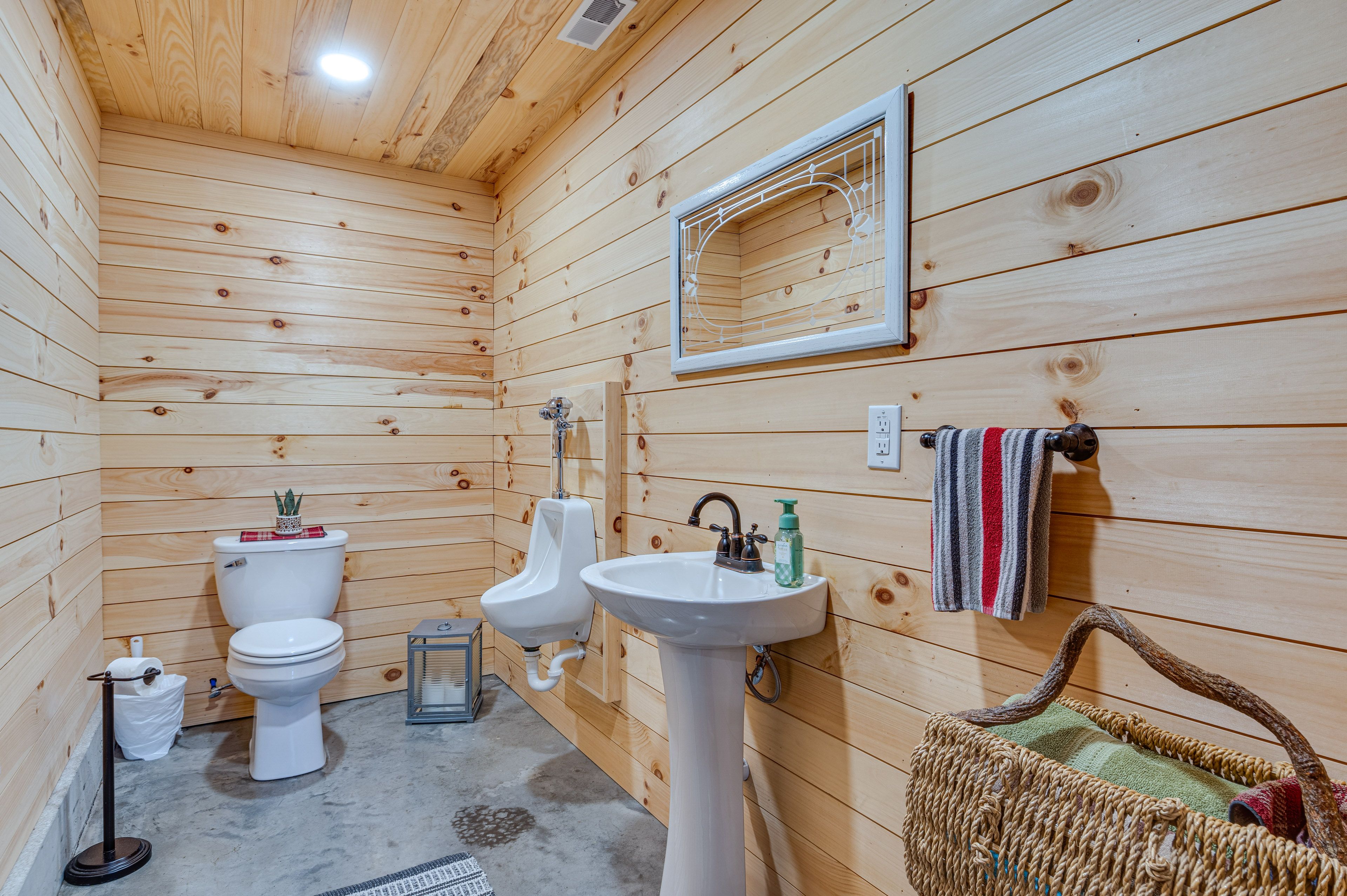 Half Bathroom | 1st Floor