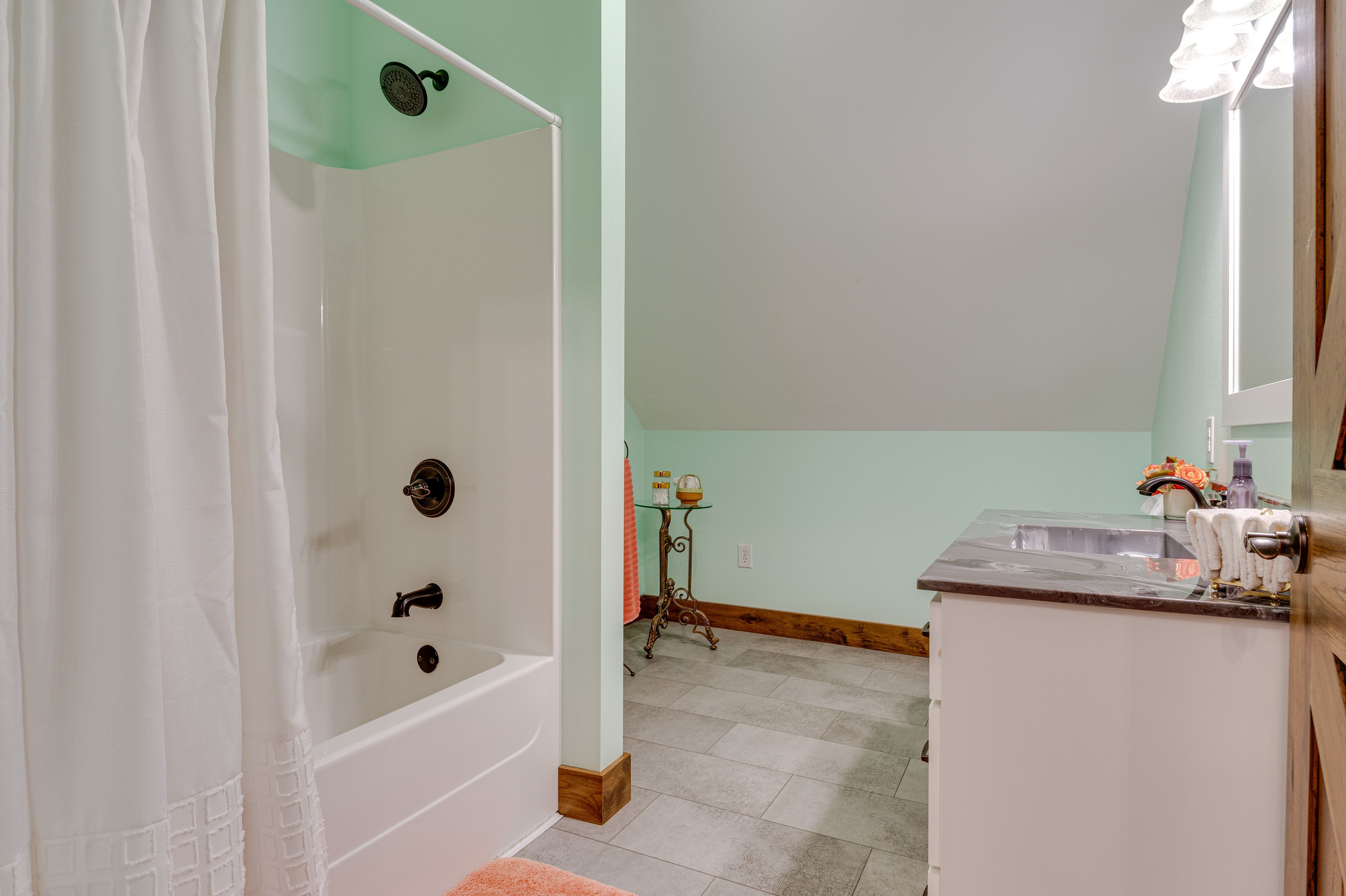 Full Bathroom | 2nd Floor | Towels & Linens Provided