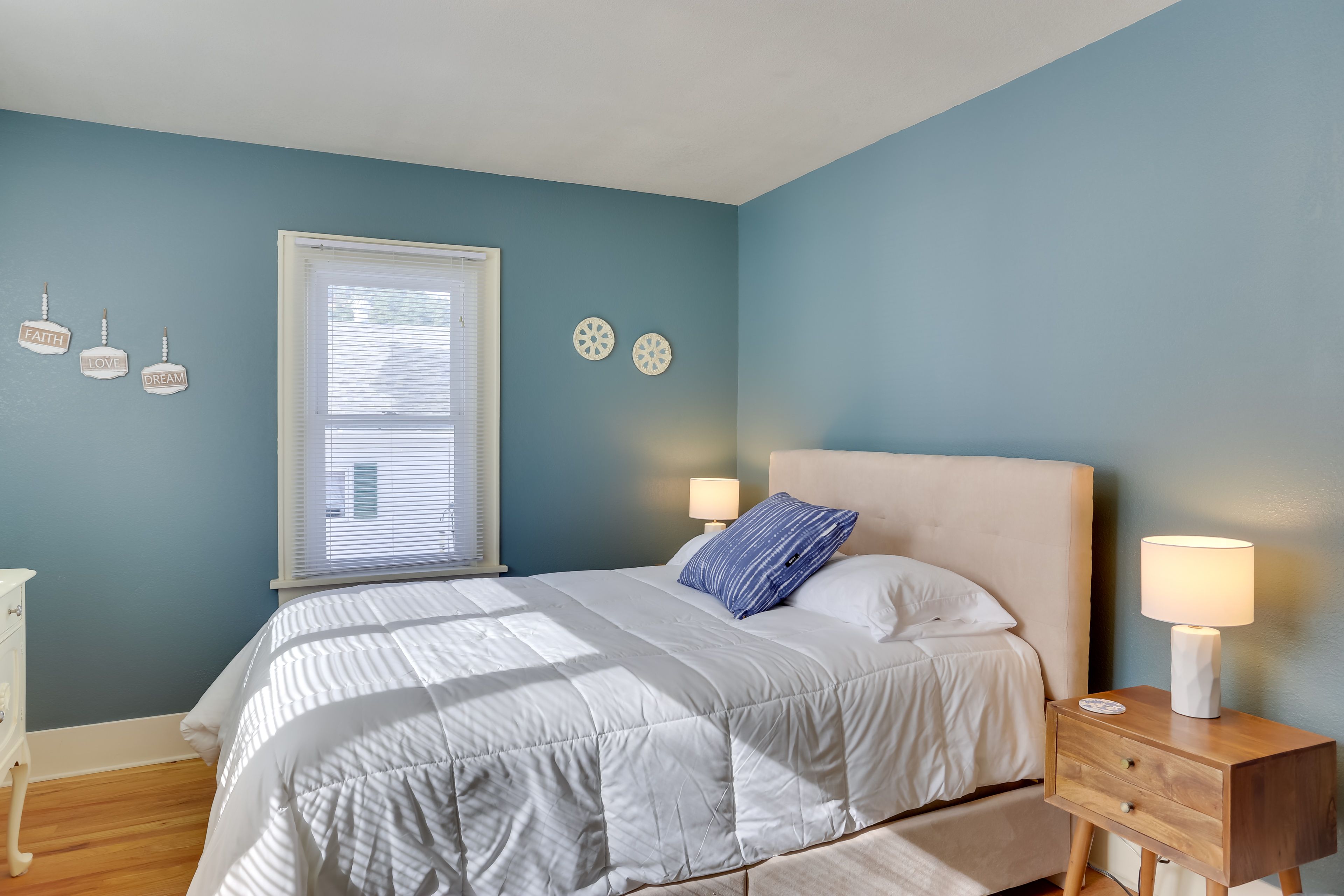 Bedroom 1 | Queen Bed | 1st Floor | Smart TV