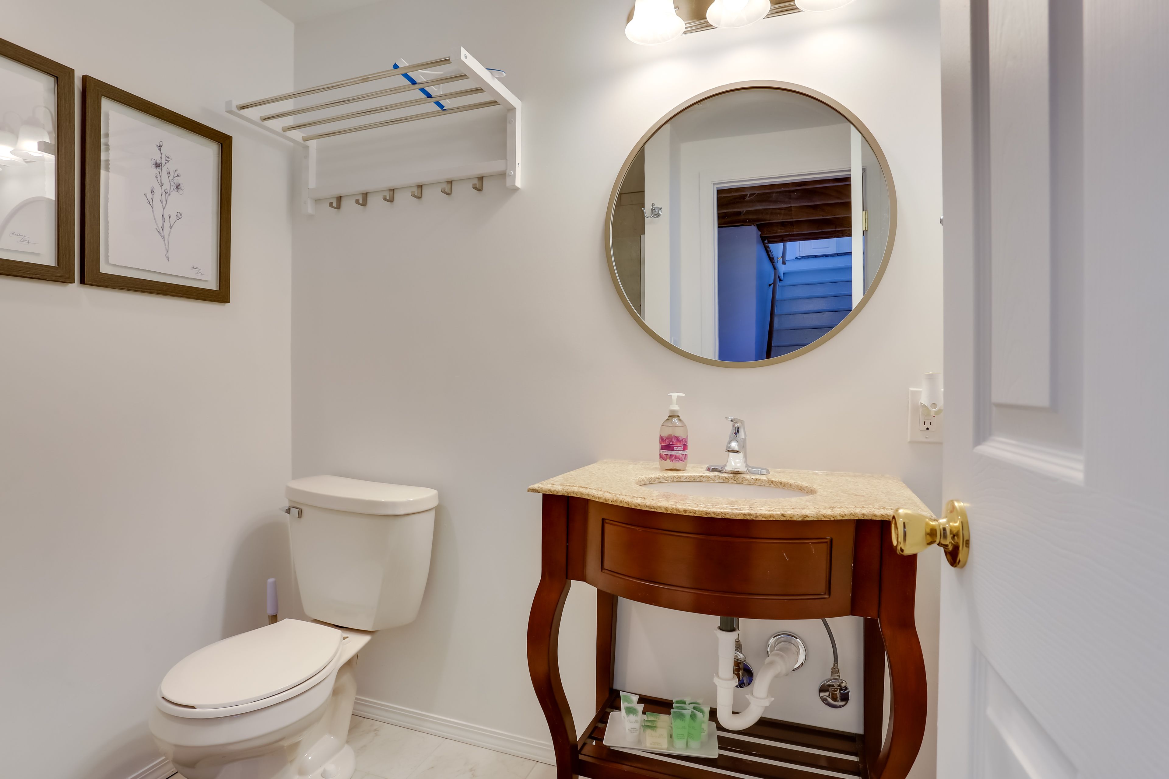 Full Bathroom | 1st Floor | Linens & Towels Provided