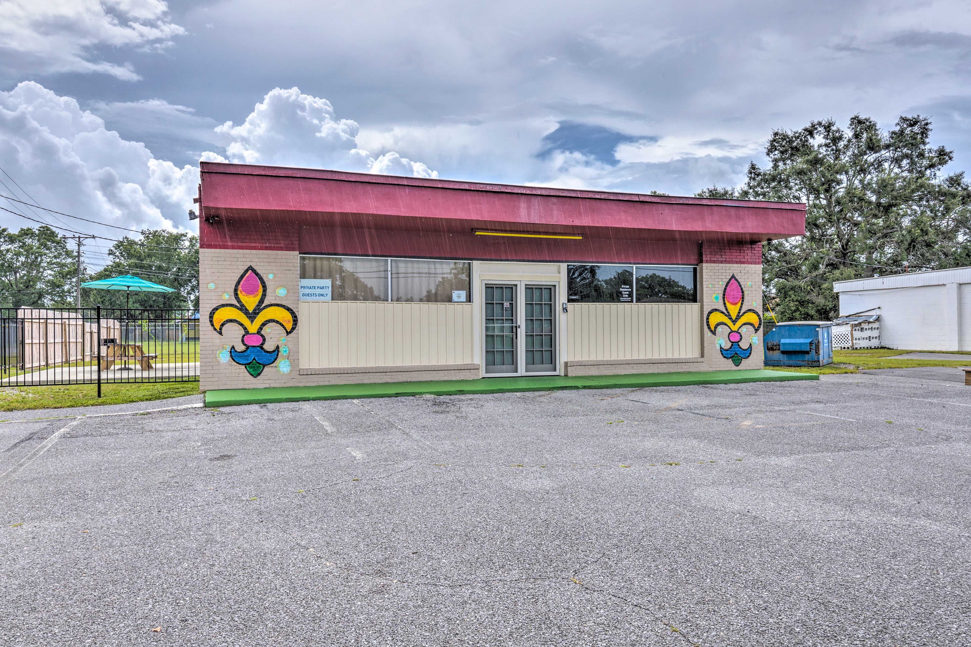 Exterior Space | 1,600 Sq Ft