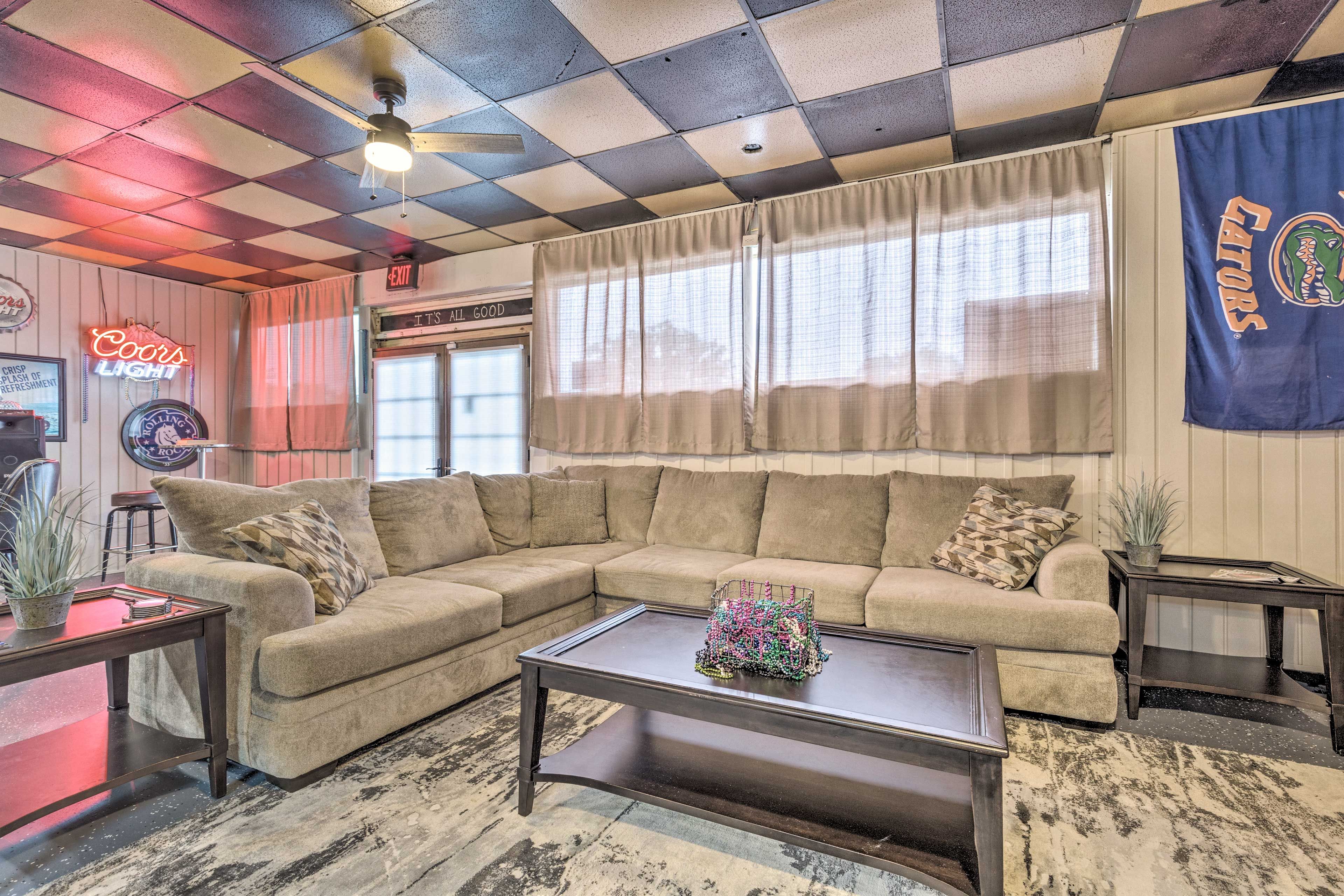 Living Room | Free WiFi | Central Air Conditioning & Heating
