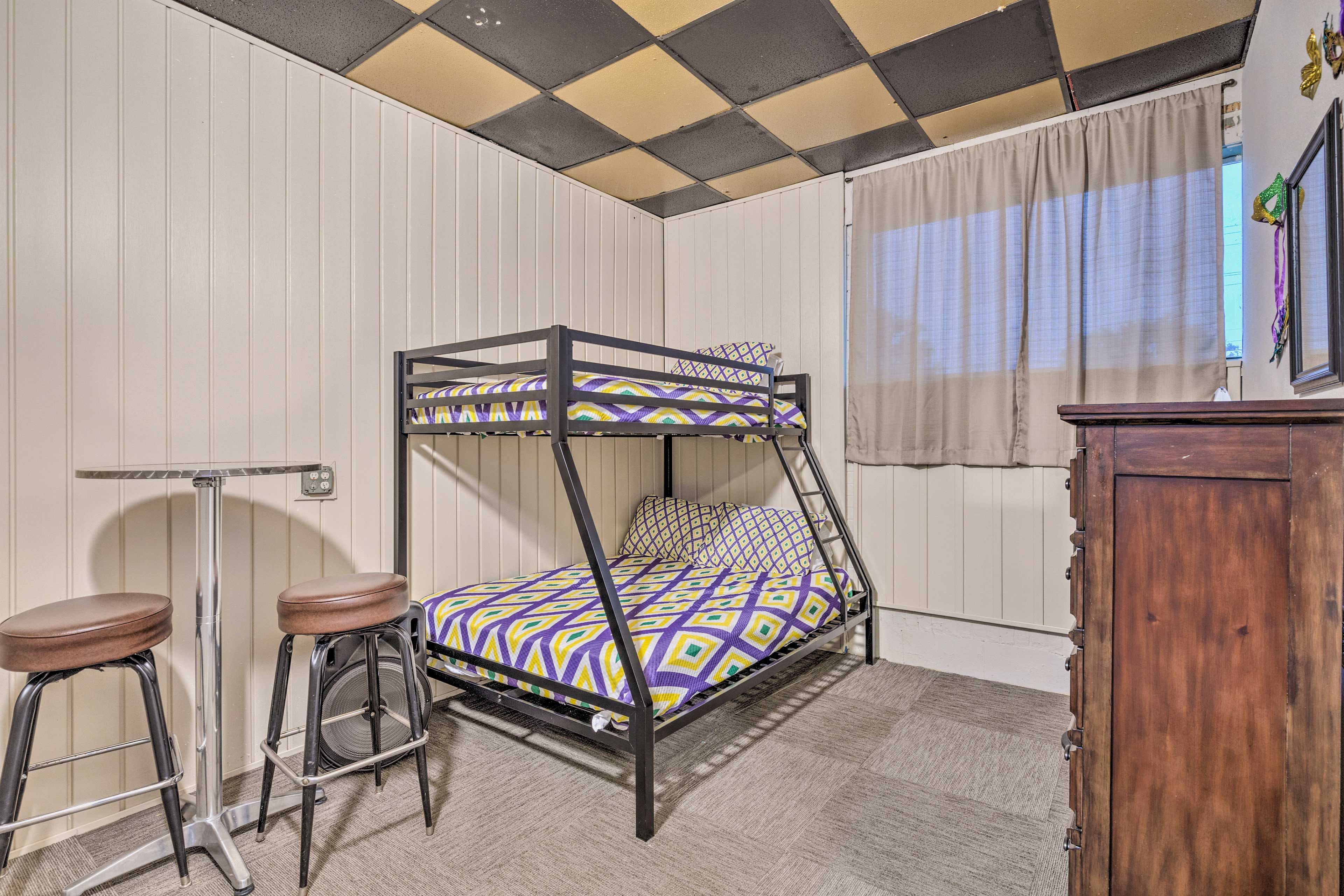 Bedroom 2 | Twin/Full Bunk Bed