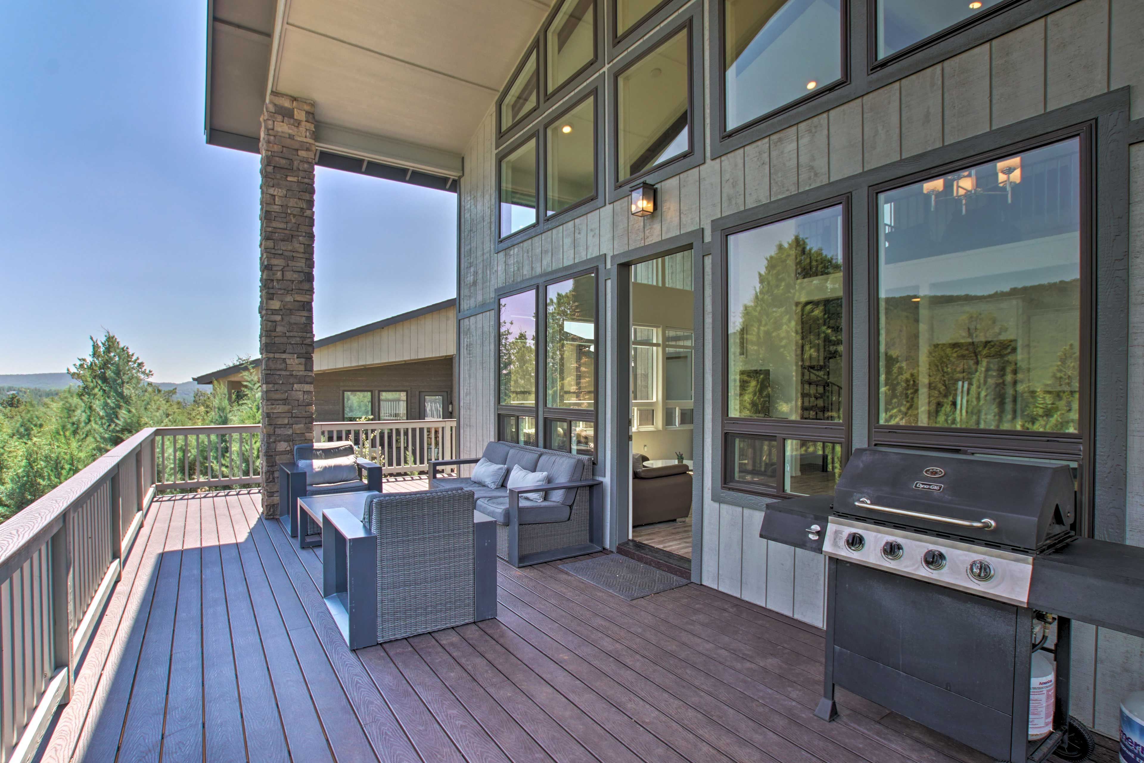Wraparound Deck | Gas Grill