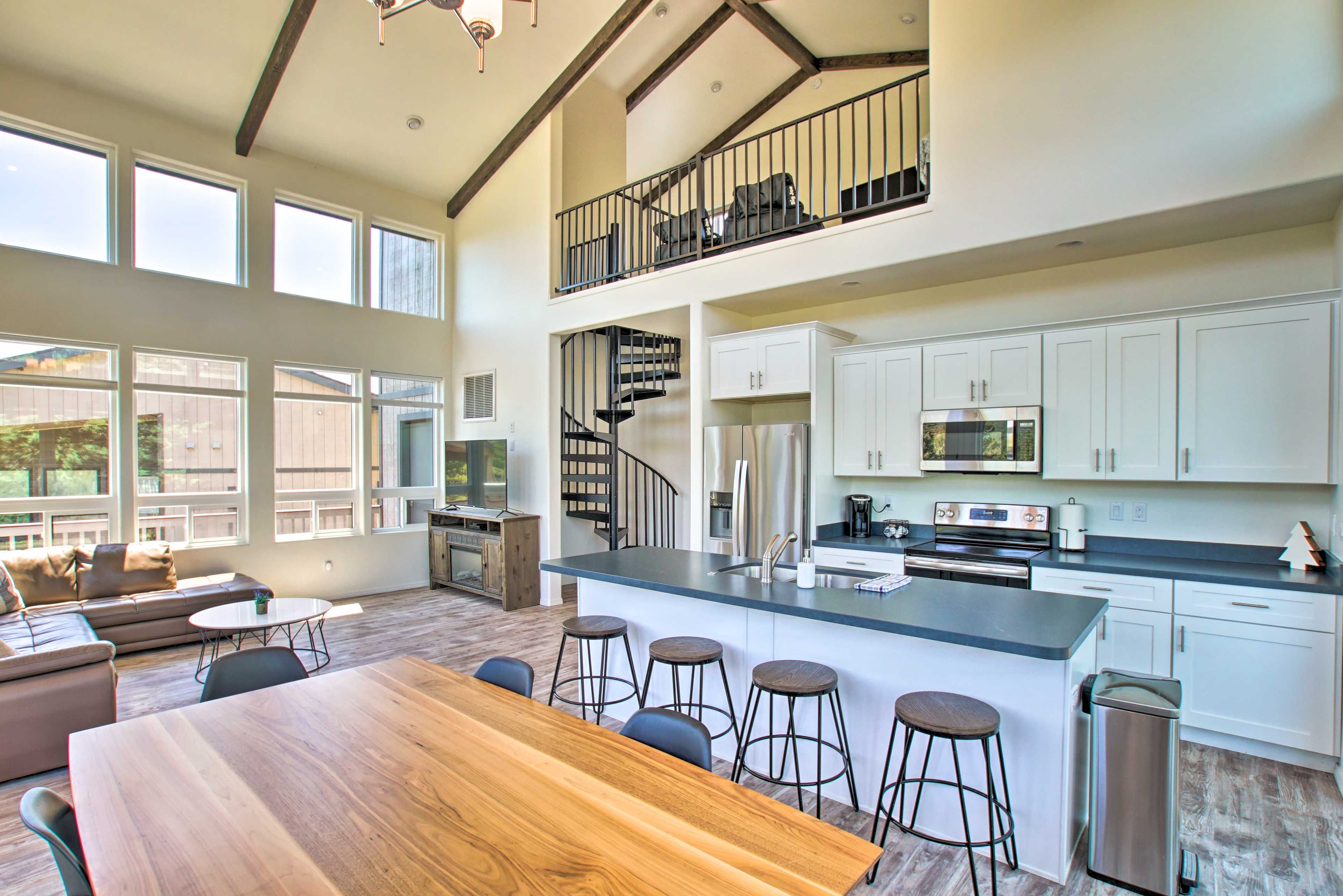 Pine Vacation Rental | 3BR | 3BA | 2 Stories | 1,533 Sq Ft | Stairs Required