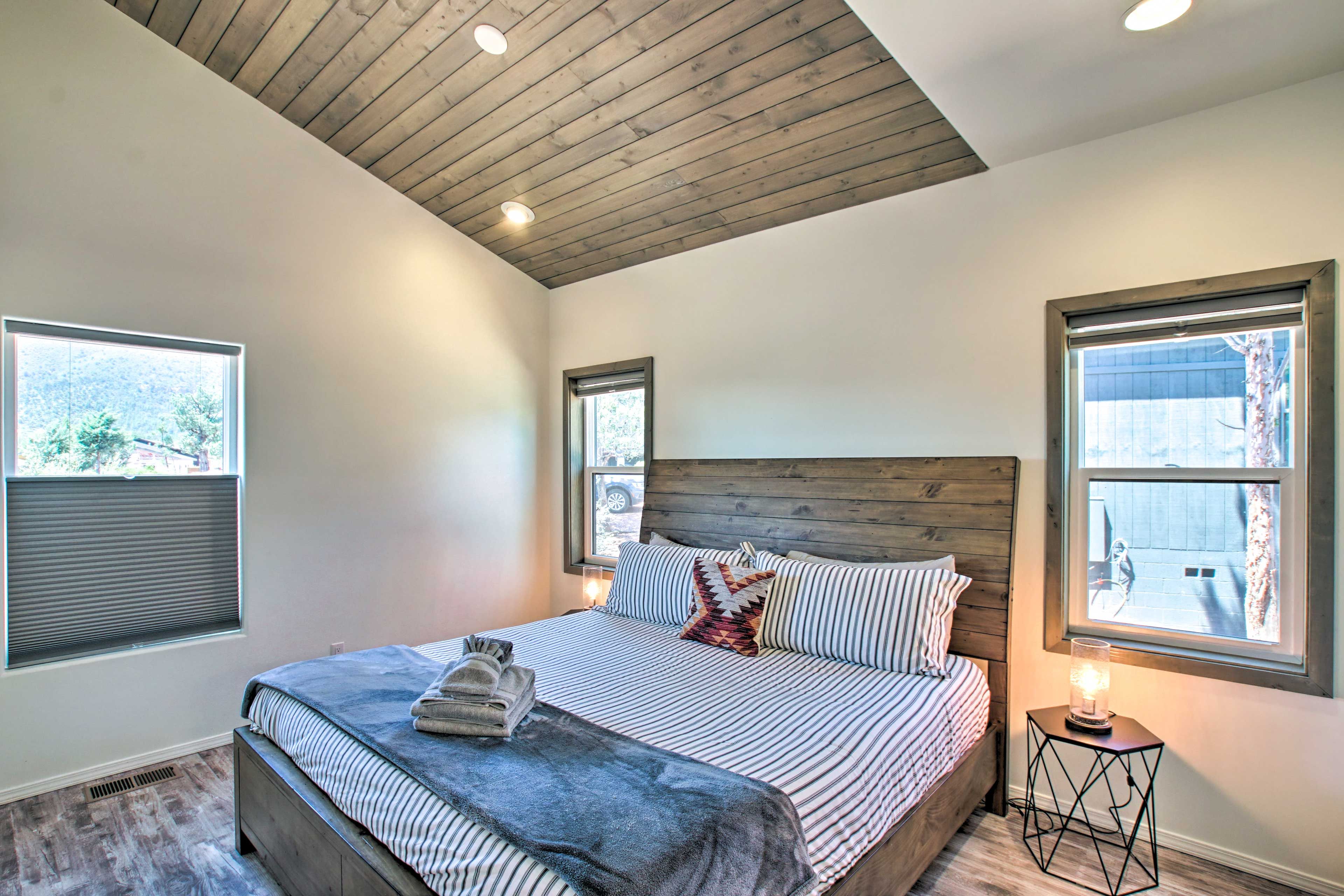 Bedroom 1 | King Bed | 1st Floor