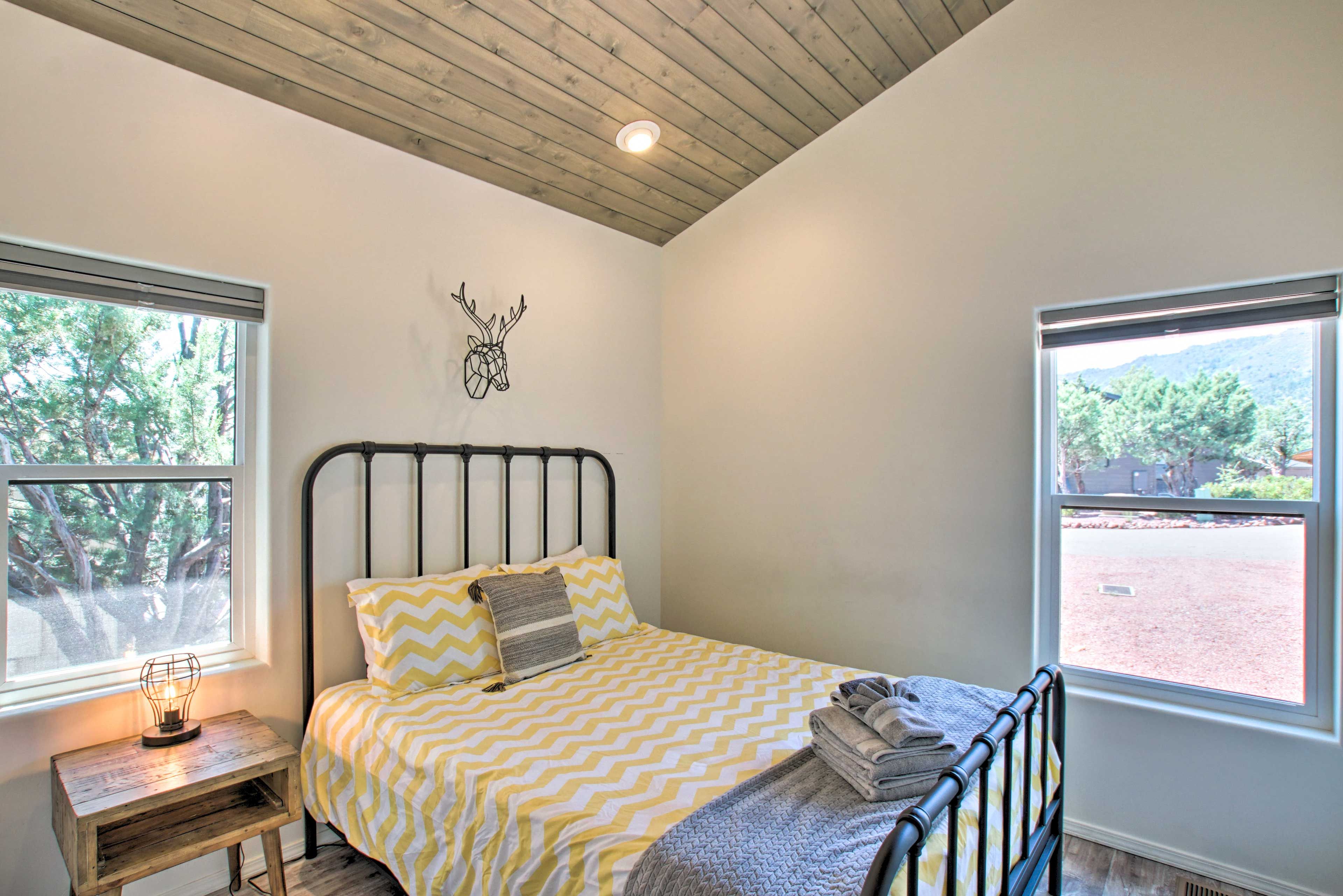 Bedroom 2 | Queen Bed | 1st Floor