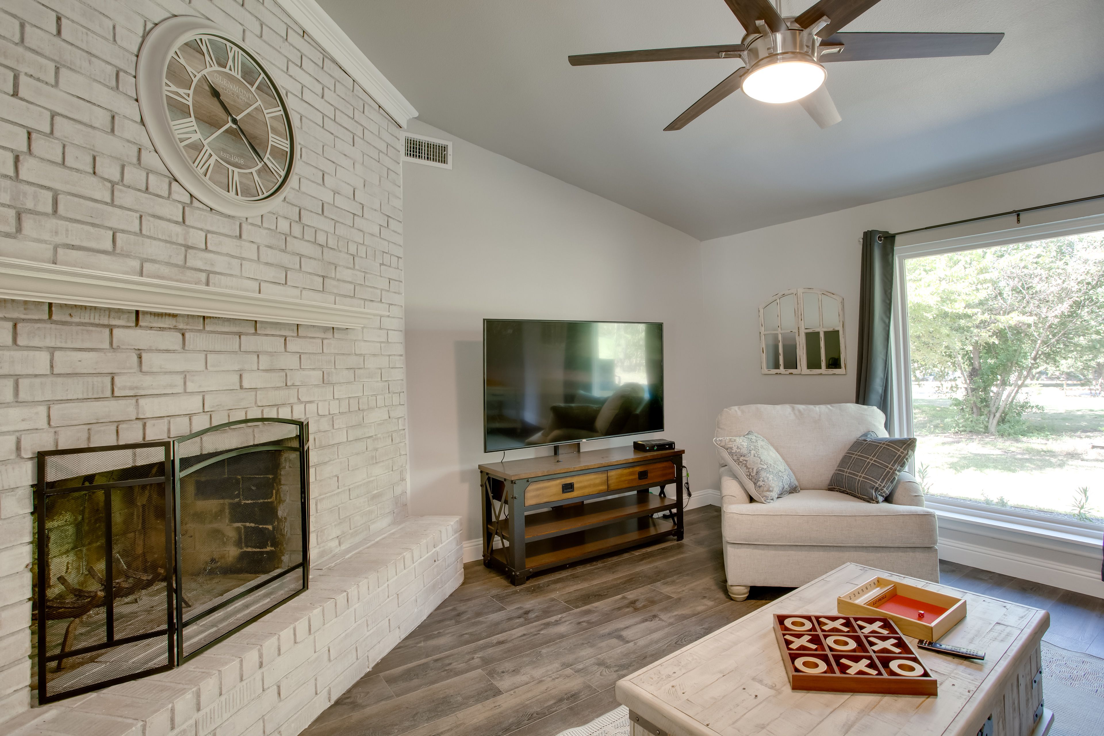 Living Room | Smart TV w/ Cable | Free WiFi | Sleeper Sofa