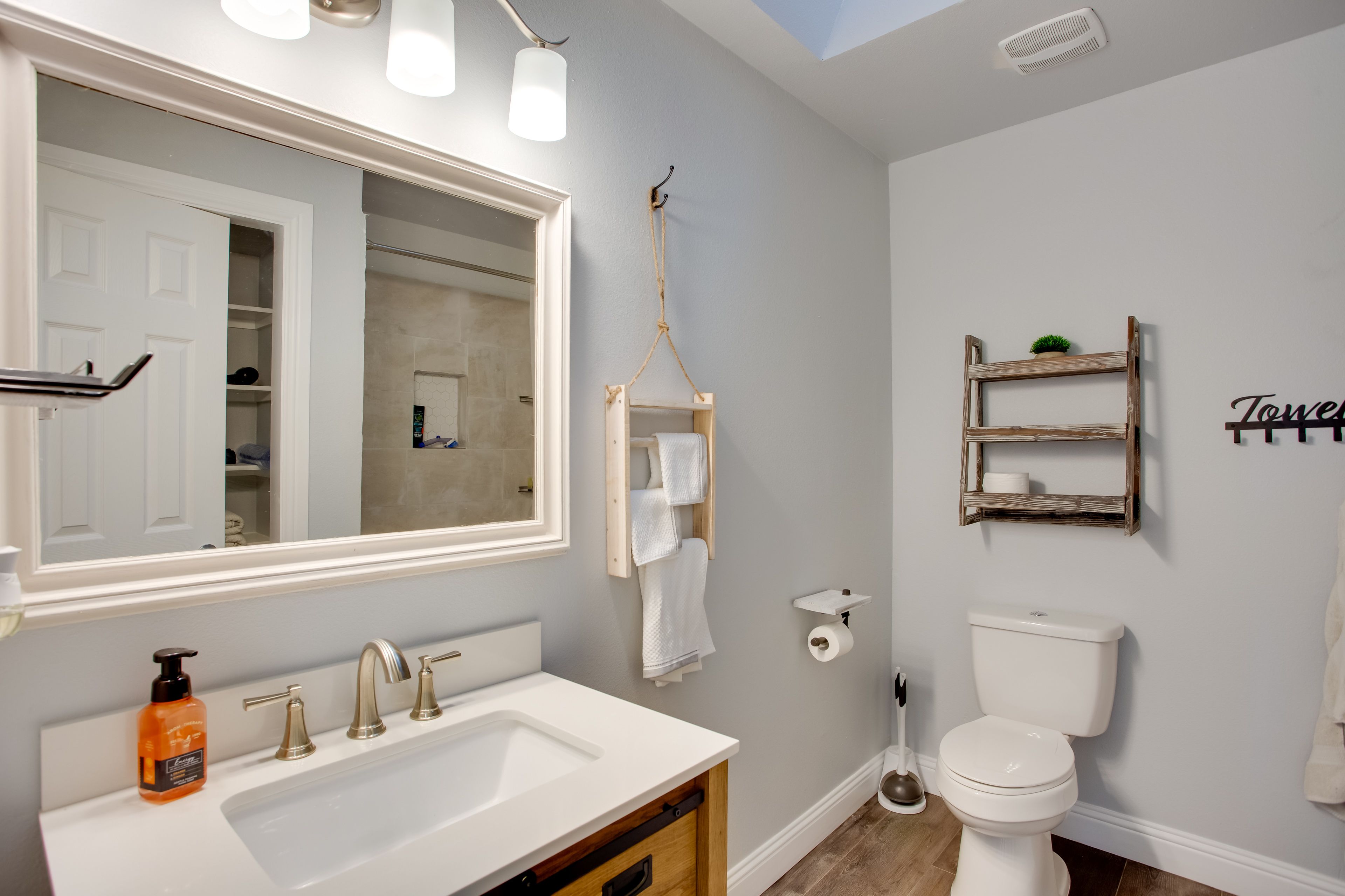 Full Bathroom | Complimentary Toiletries