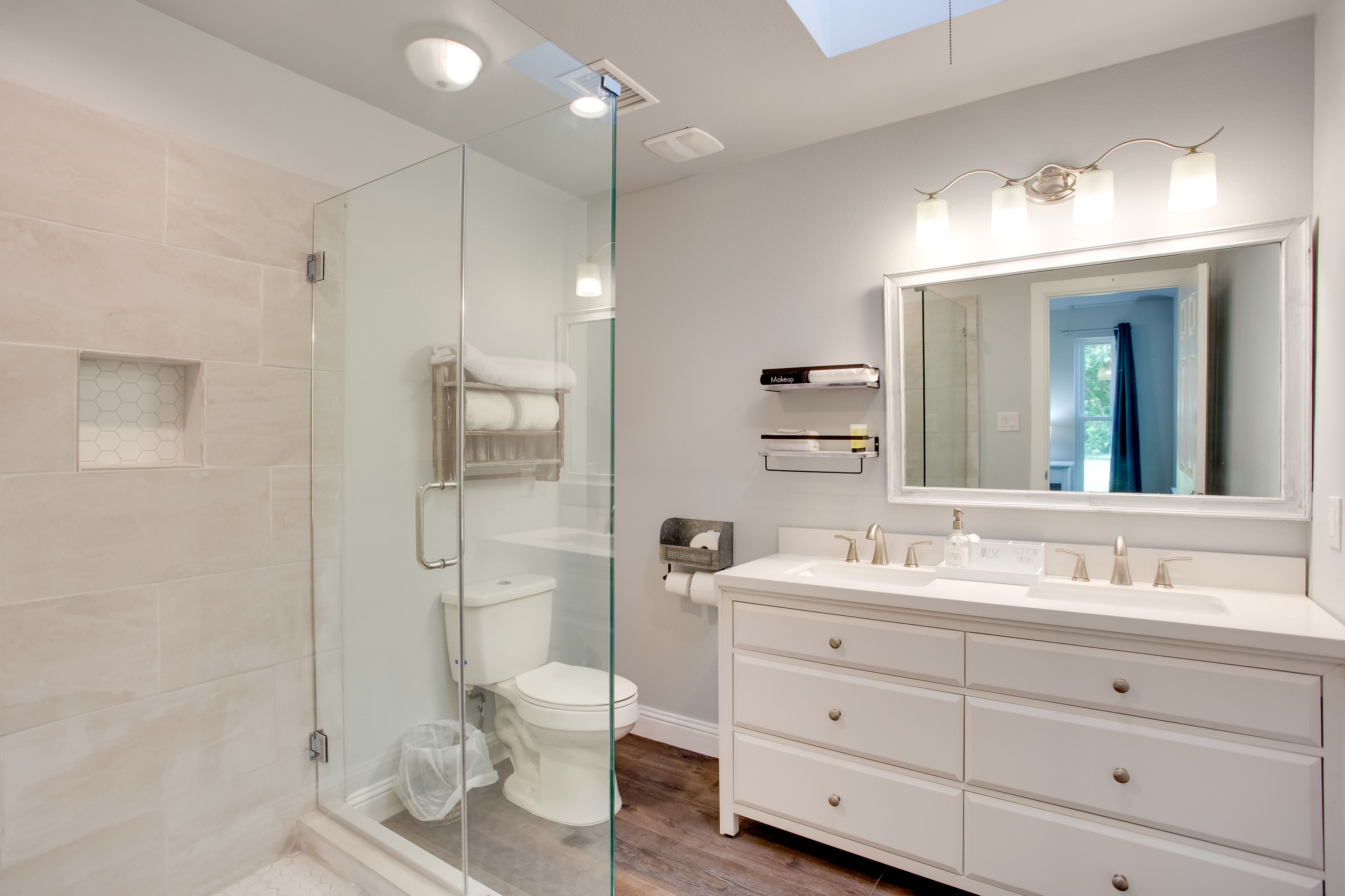 Full Bathroom | Complimentary Toiletries