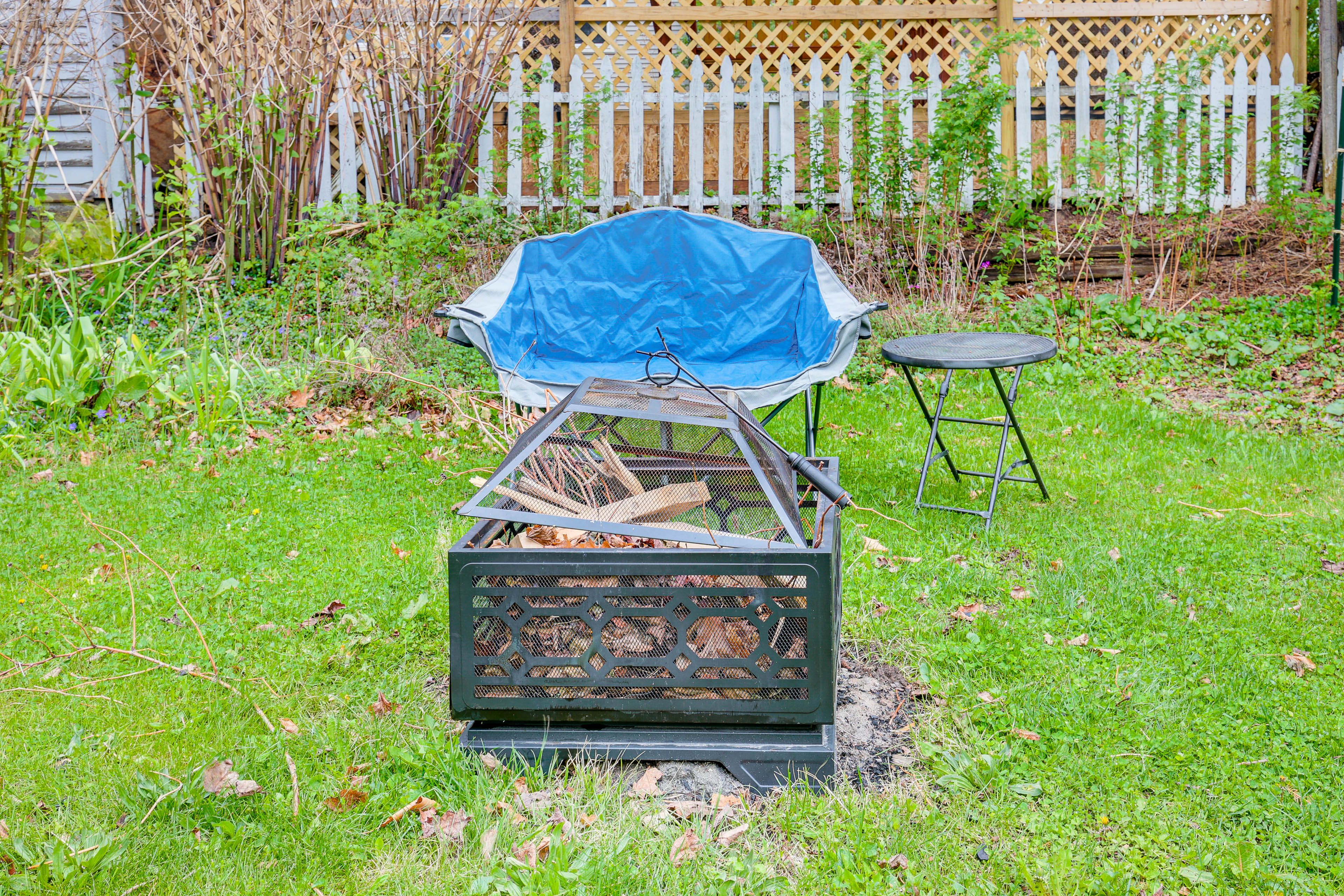 Private Yard | Fire Pit (Bring Your Own Wood)