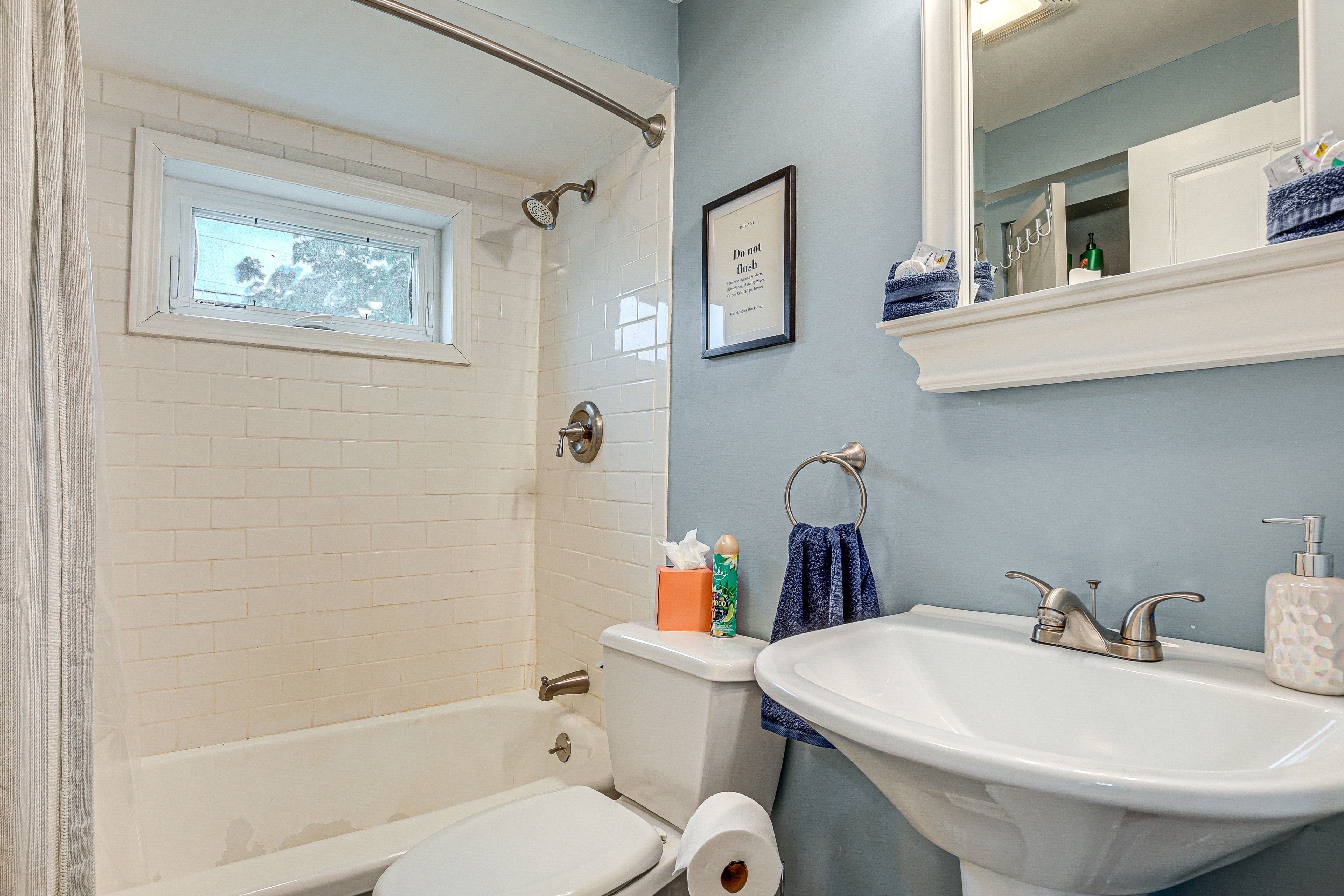 Full Bathroom | 2nd Floor | Complimentary Toiletries | Towels Provided