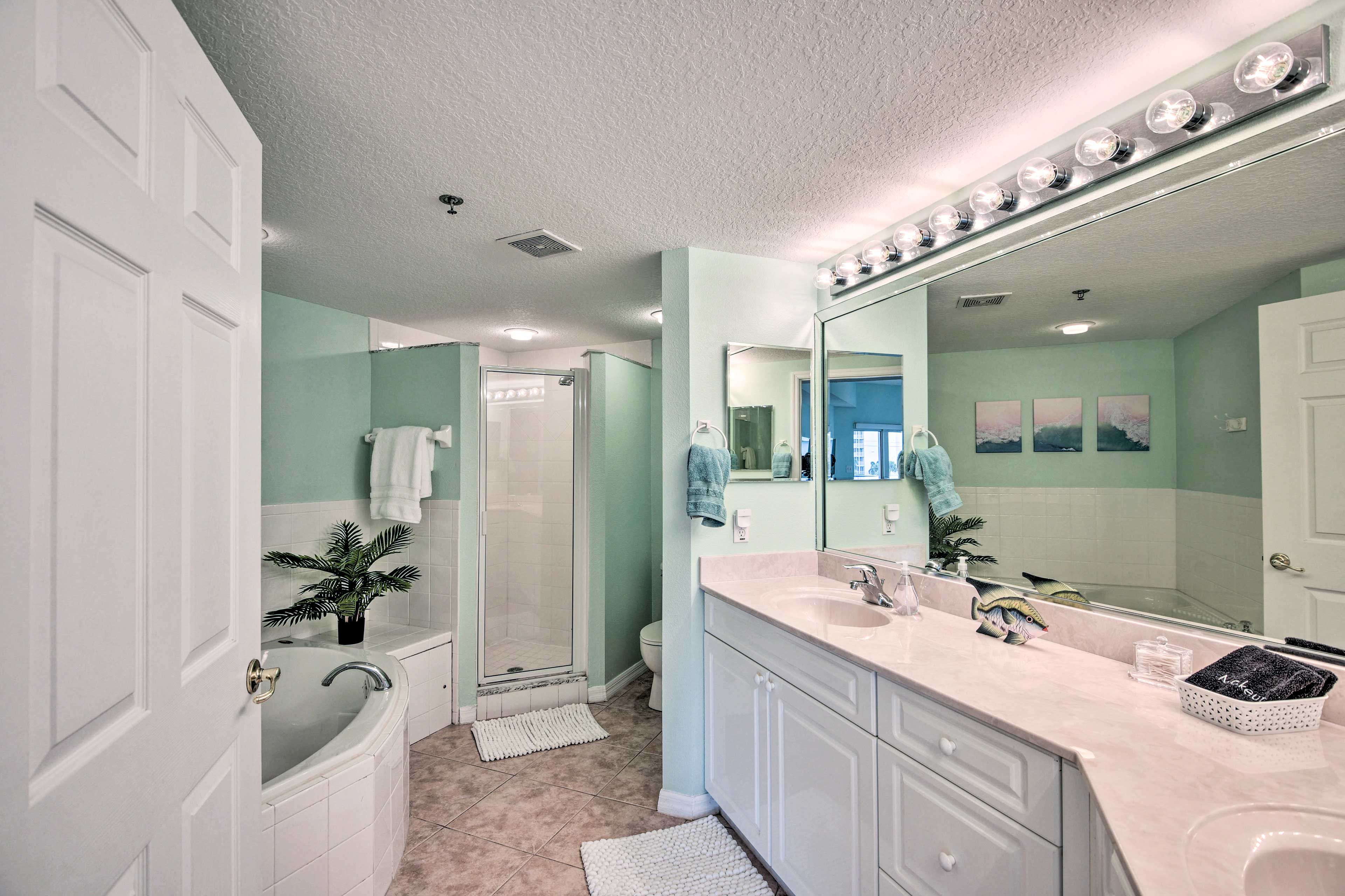 Full Bathroom | Complimentary Toiletries | Towels Provided