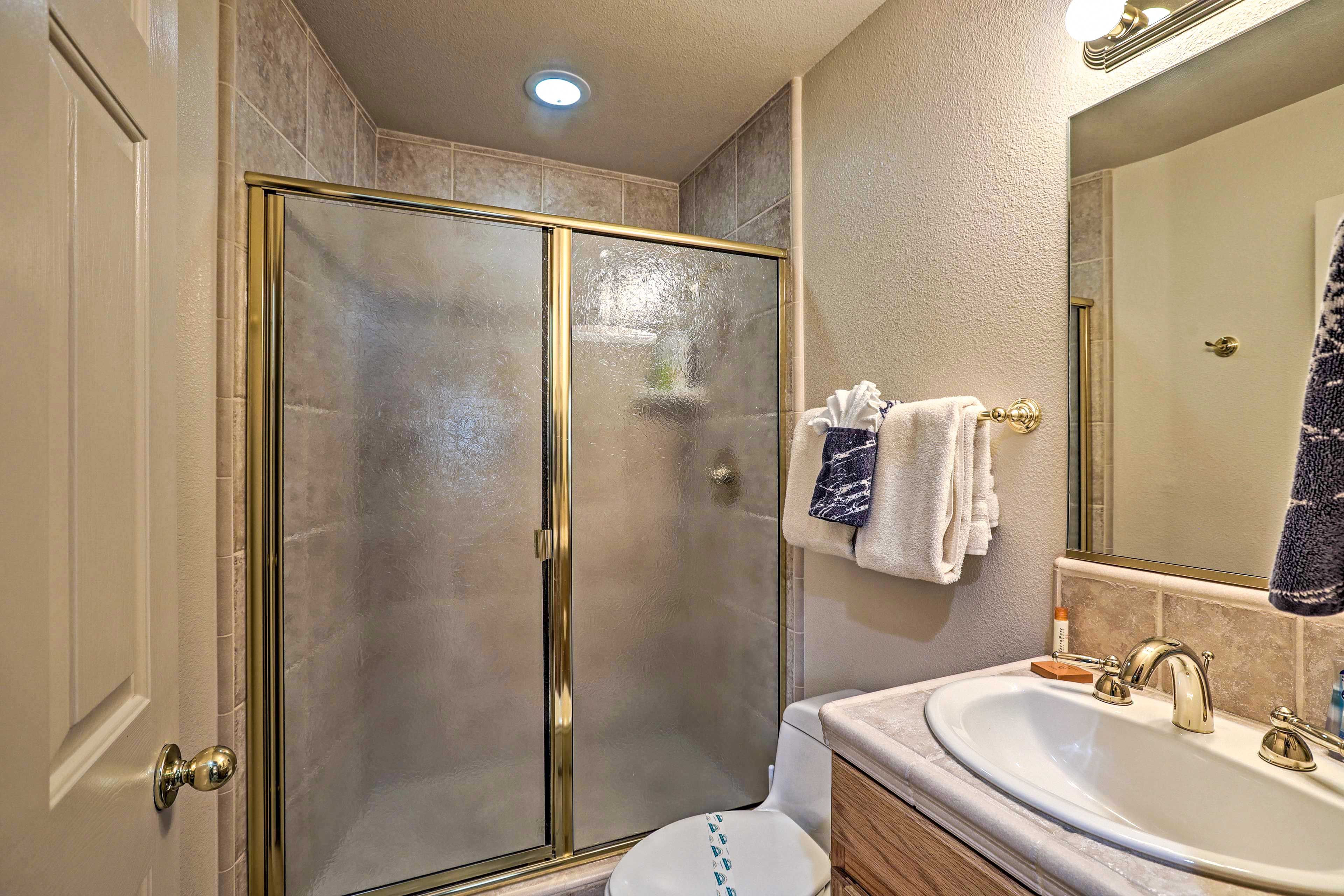 Full Bathroom | Complimentary Toiletries