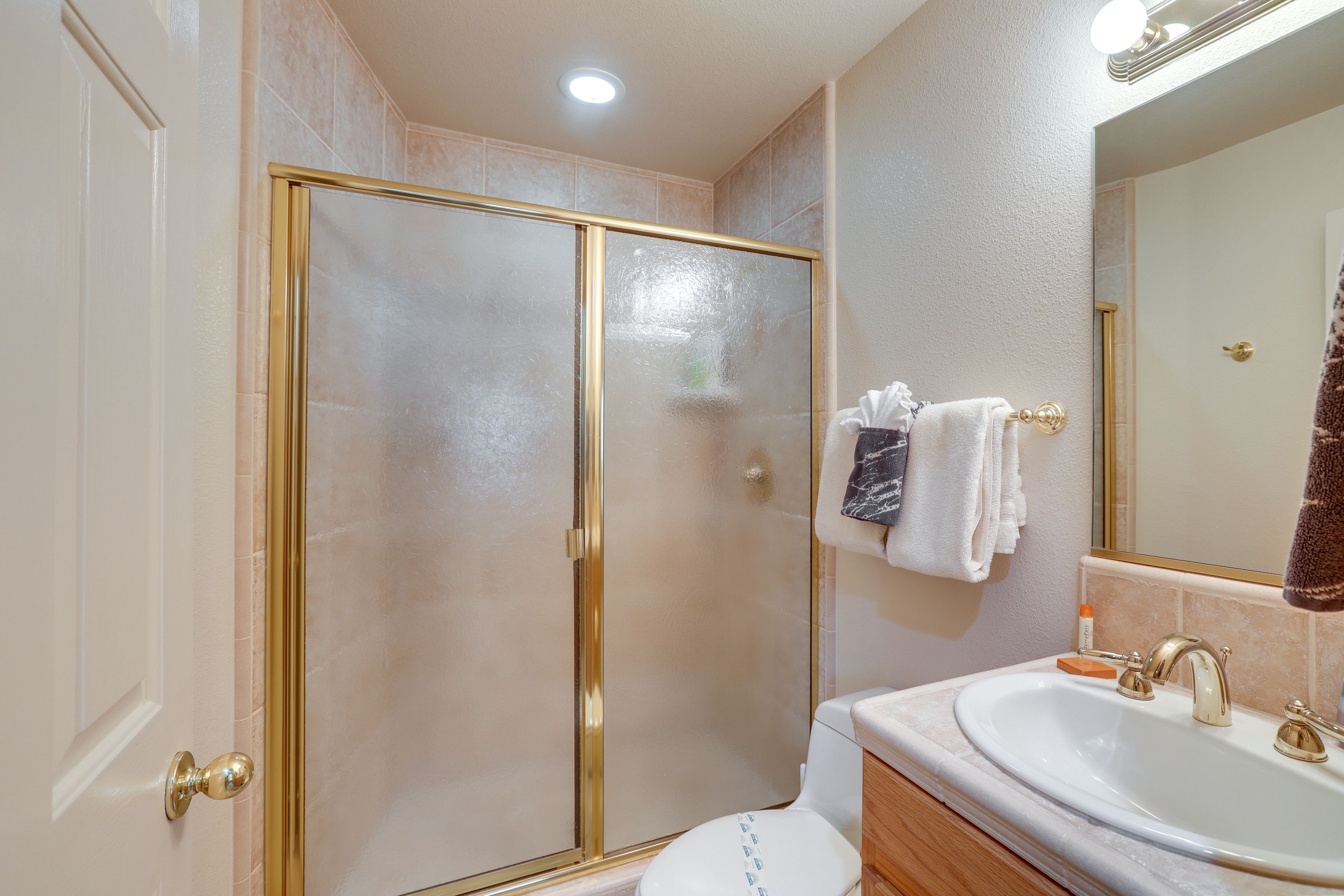 Full Bathroom | Complimentary Toiletries