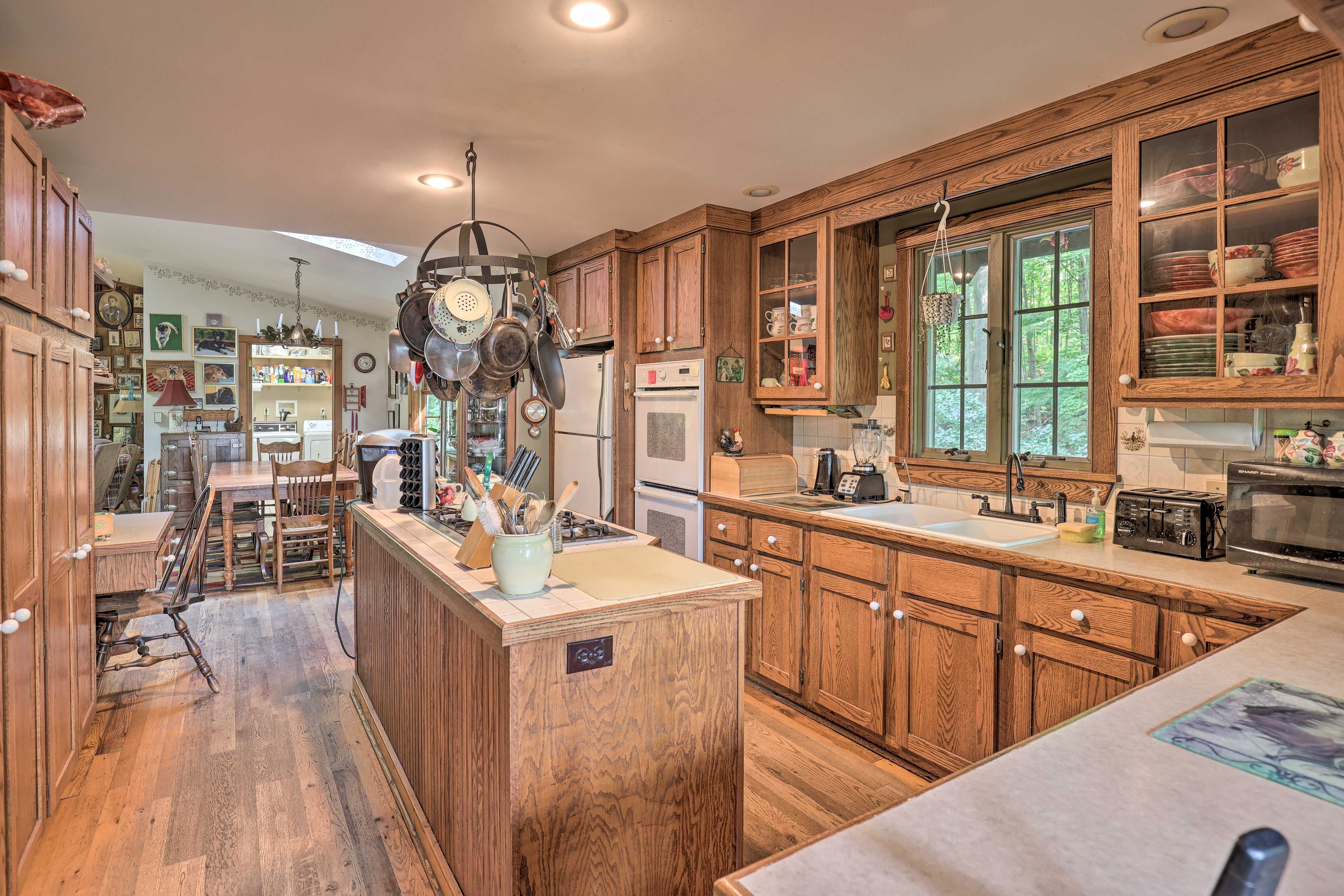 Kitchen | Keurig Coffee Maker | Trash Bags & Paper Towels Provided