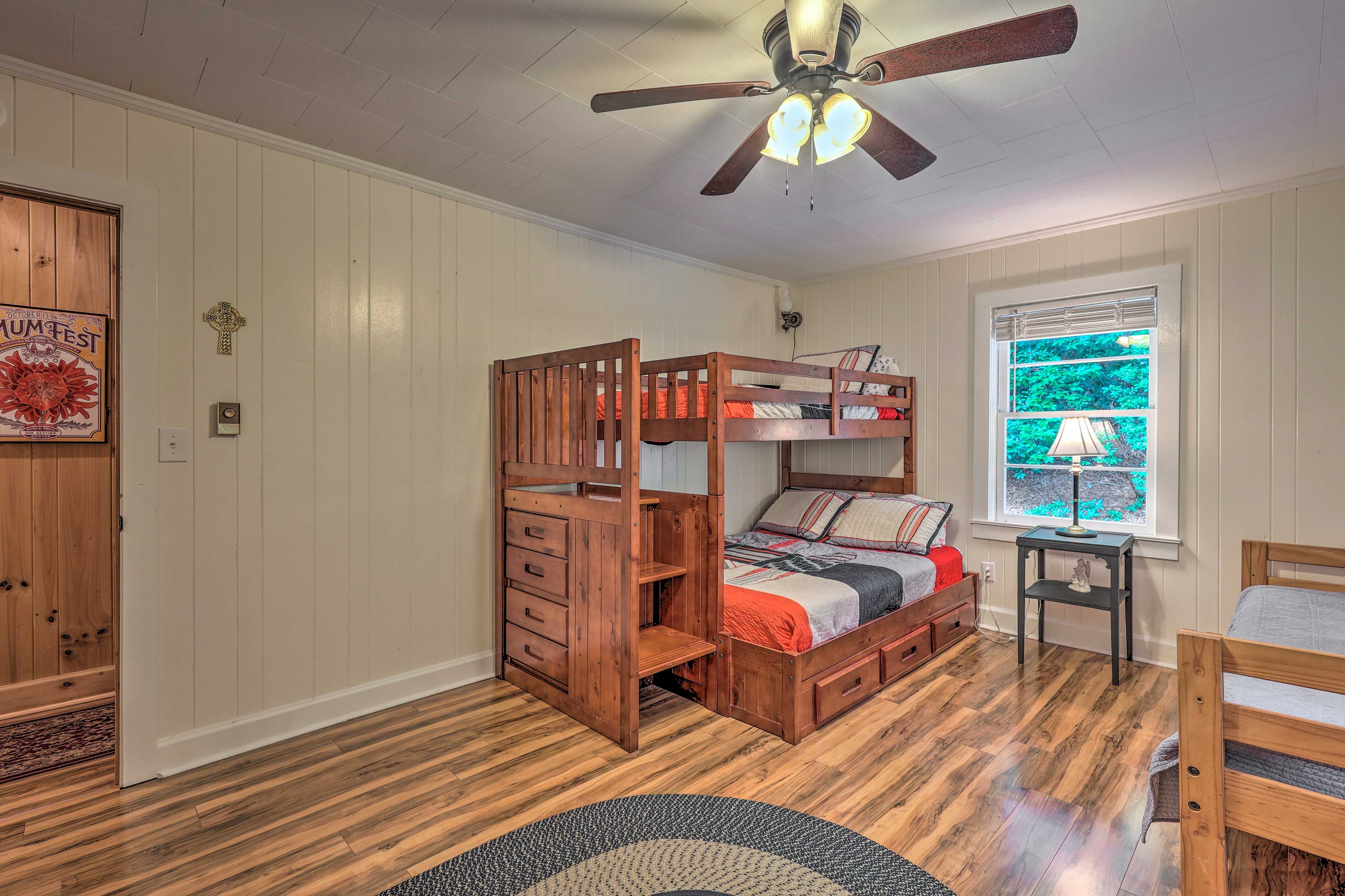 Bedroom 2 | Twin/Full Bunk Bed | Twin Daybed
